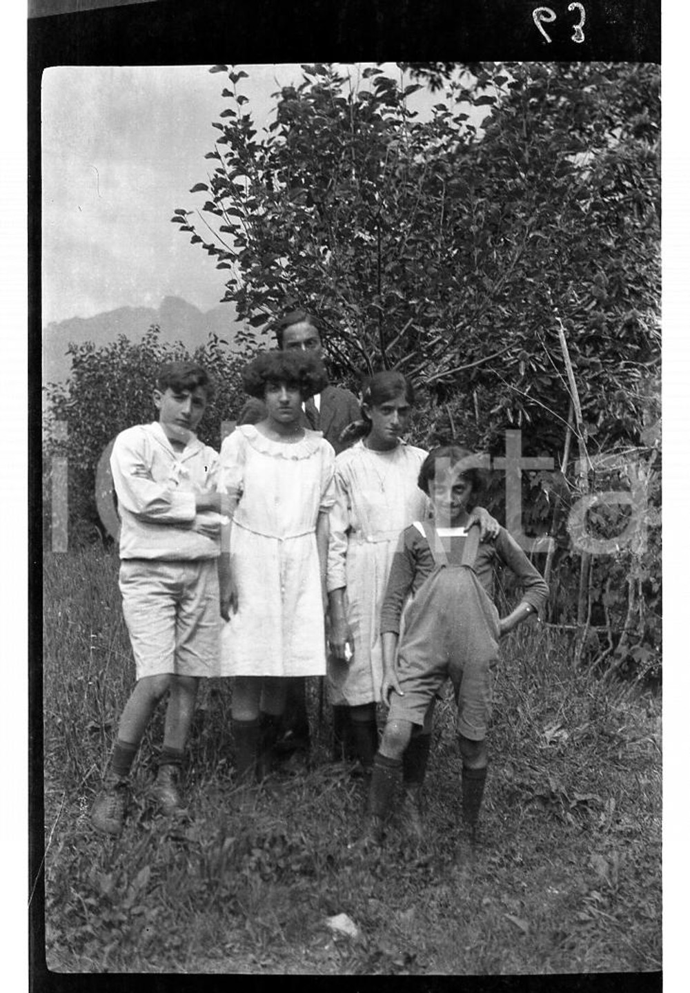 1920 GARLATE (LC) Ritratto di famiglia all'aperto NEGATIVO ORIGINALE Negativo originale in bianco e nero, su pellicola, in formato cm 6 x 9 CONDIZIONI: FAIR E' SEVERAMENTE VIETATA LA RIPRODUZIONE.TUTTI I DIRITTI SONO RISERVATI.ICharta mette in vendita, sul negozio eBay e in esclusiva sul sito "icharta" il proprio archivio composto da numerose diapositive e negativi fotografici d'epoca, tutti originali e autentici, che attraversano la storia del costume italiano tra gli la fine degli anni Sessanta e Novanta.Si tratta di uno sguardo inedito sull'attualità, la politica, la vita quotidiana, il gossip e la cultura, che fotografa il cambiamento della nazione in quest'ultimo scorcio del XX secolo. Un'occasione unica per il mercato del collezionismo, che vede finalmente disponibile un archivio eccezionale per vastità, tematiche e condizioni, in un settore (il negativo fotografico e la diapositiva) di assoluta novità e dalle interessanti prospettive di investimento. FAIR/discreto   originale e autentica 1