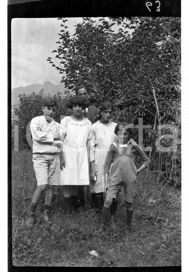 Fotografia d epoca originale 1920 GARLATE LC Ritratto di famiglia all aperto NEGATIVO ORIGINALE 1