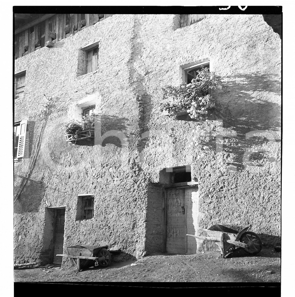 1954 PONTE DI LEGNO (BS) Tipica casa di montagna NEGATIVO ORIGINALE   Negativo originale artistico in bianco e nero, su pellicola, in formato cm 6 x 6 CONDIZIONI: FAIR ICharta mette in vendita, sul negozio eBay e in esclusiva sul sito "icharta" il proprio archivio composto da numerose diapositive e negativi fotografici d'epoca, tutti originali e autentici, che attraversano la storia del costume italiano tra gli la fine degli anni Sessanta e Novanta.Si tratta di uno sguardo inedito sull'attualità, la politica, la vita quotidiana, il gossip e la cultura, che fotografa il cambiamento della nazione in quest'ultimo scorcio del XX secolo. Un'occasione unica per il mercato del collezionismo, che vede finalmente disponibile un archivio eccezionale per vastità, tematiche e condizioni, in un settore (il negativo fotografico e la diapositiva) di assoluta novità e dalle interessanti prospettive di investimento. CONDIZIONI:FAIR/discreto originale e autentica 1