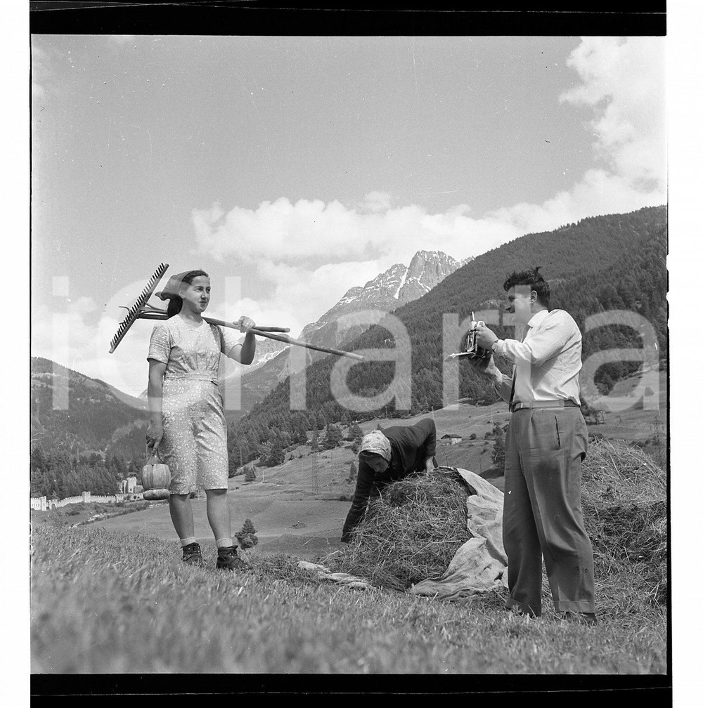 1954 PONTE DI LEGNO (BS) Fotografo con contadine al lavoro NEGATIVO ORIGINALE   Negativo originale artistico in bianco e nero, su pellicola, in formato cm 6 x 6 CONDIZIONI: FAIR ICharta mette in vendita, sul negozio eBay e in esclusiva sul sito "icharta" il proprio archivio composto da numerose diapositive e negativi fotografici d'epoca, tutti originali e autentici, che attraversano la storia del costume italiano tra gli la fine degli anni Sessanta e Novanta.Si tratta di uno sguardo inedito sull'attualità, la politica, la vita quotidiana, il gossip e la cultura, che fotografa il cambiamento della nazione in quest'ultimo scorcio del XX secolo. Un'occasione unica per il mercato del collezionismo, che vede finalmente disponibile un archivio eccezionale per vastità, tematiche e condizioni, in un settore (il negativo fotografico e la diapositiva) di assoluta novità e dalle interessanti prospettive di investimento. CONDIZIONI:FAIR/discreto originale e autentica 1