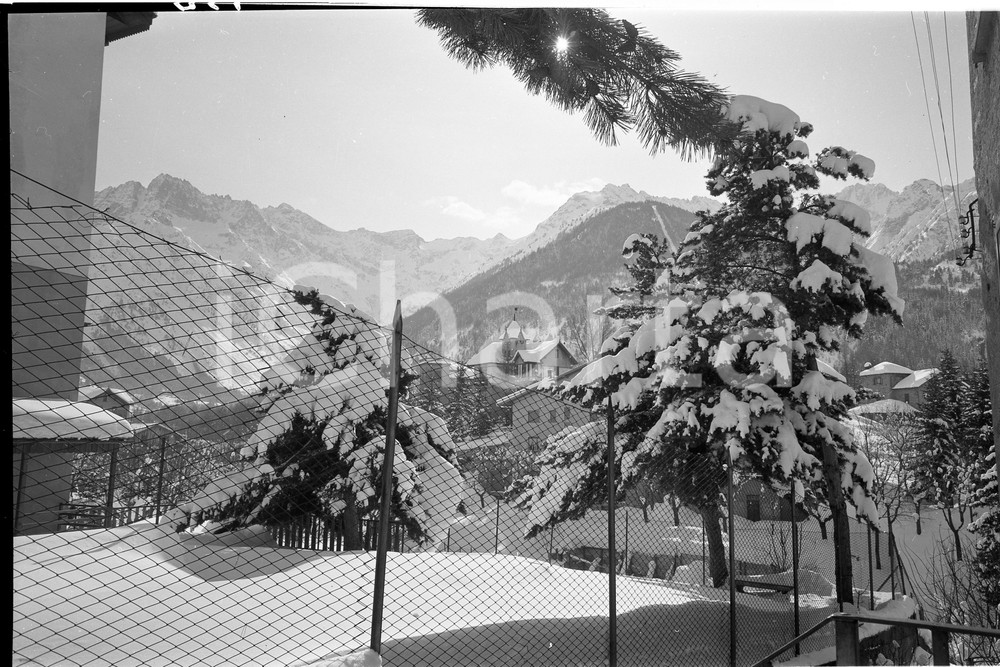 1955 PONTE DI LEGNO (BS) Panorama dopo la nevicata NEGATIVO ORIGINALE   Negativo originale artistico in bianco e nero, su pellicola, in formato cm 9 x 6 CONDIZIONI: FAIR ICharta mette in vendita, sul negozio eBay e in esclusiva sul sito "icharta" il proprio archivio composto da numerose diapositive e negativi fotografici d'epoca, tutti originali e autentici, che attraversano la storia del costume italiano tra gli la fine degli anni Sessanta e Novanta.Si tratta di uno sguardo inedito sull'attualità, la politica, la vita quotidiana, il gossip e la cultura, che fotografa il cambiamento della nazione in quest'ultimo scorcio del XX secolo. Un'occasione unica per il mercato del collezionismo, che vede finalmente disponibile un archivio eccezionale per vastità, tematiche e condizioni, in un settore (il negativo fotografico e la diapositiva) di assoluta novità e dalle interessanti prospettive di investimento. CONDIZIONI:FAIR/discreto originale e autentica 1