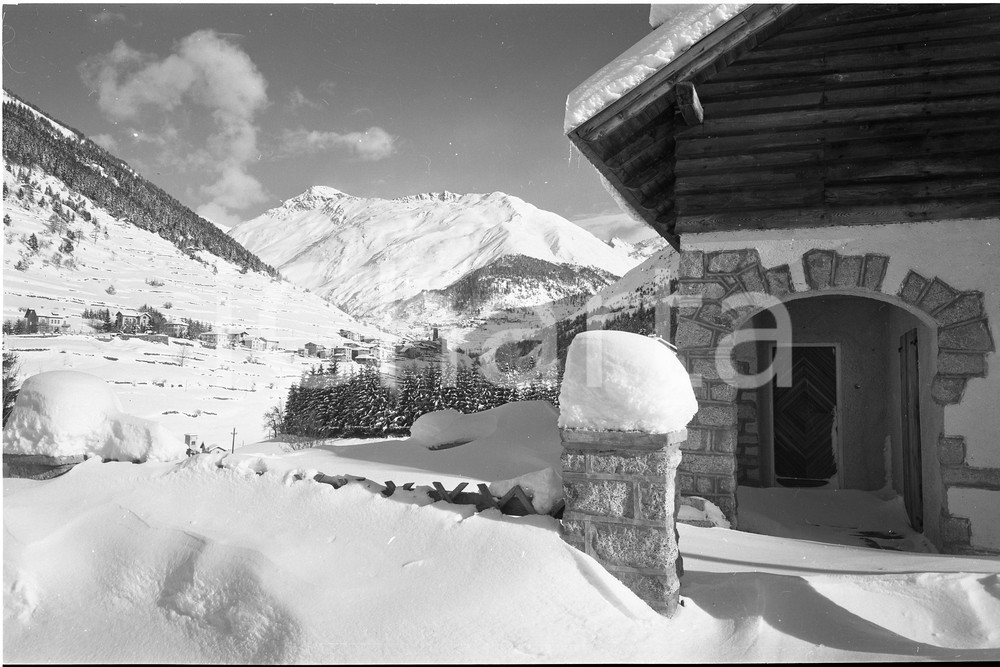 1955 PONTE DI LEGNO (BS) - -Chalet di montagna tra la neve NEGATIVO ORIGINALE   Negativo originale artistico in bianco e nero, su pellicola, in formato cm 9 x 6 CONDIZIONI: FAIR ICharta mette in vendita, sul negozio eBay e in esclusiva sul sito "icharta" il proprio archivio composto da numerose diapositive e negativi fotografici d'epoca, tutti originali e autentici, che attraversano la storia del costume italiano tra gli la fine degli anni Sessanta e Novanta.Si tratta di uno sguardo inedito sull'attualità, la politica, la vita quotidiana, il gossip e la cultura, che fotografa il cambiamento della nazione in quest'ultimo scorcio del XX secolo. Un'occasione unica per il mercato del collezionismo, che vede finalmente disponibile un archivio eccezionale per vastità, tematiche e condizioni, in un settore (il negativo fotografico e la diapositiva) di assoluta novità e dalle interessanti prospettive di investimento. CONDIZIONI:FAIR/discreto originale e autentica 1