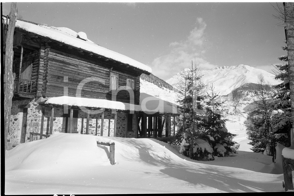 1955 PONTE DI LEGNO (BS) Chalet di montagna tra la neve (1) NEGATIVO ORIGINALE   Negativo originale artistico in bianco e nero, su pellicola, in formato cm 9 x 6 CONDIZIONI: FAIR ICharta mette in vendita, sul negozio eBay e in esclusiva sul sito "icharta" il proprio archivio composto da numerose diapositive e negativi fotografici d'epoca, tutti originali e autentici, che attraversano la storia del costume italiano tra gli la fine degli anni Sessanta e Novanta.Si tratta di uno sguardo inedito sull'attualità, la politica, la vita quotidiana, il gossip e la cultura, che fotografa il cambiamento della nazione in quest'ultimo scorcio del XX secolo. Un'occasione unica per il mercato del collezionismo, che vede finalmente disponibile un archivio eccezionale per vastità, tematiche e condizioni, in un settore (il negativo fotografico e la diapositiva) di assoluta novità e dalle interessanti prospettive di investimento. CONDIZIONI:FAIR/discreto originale e autentica 1