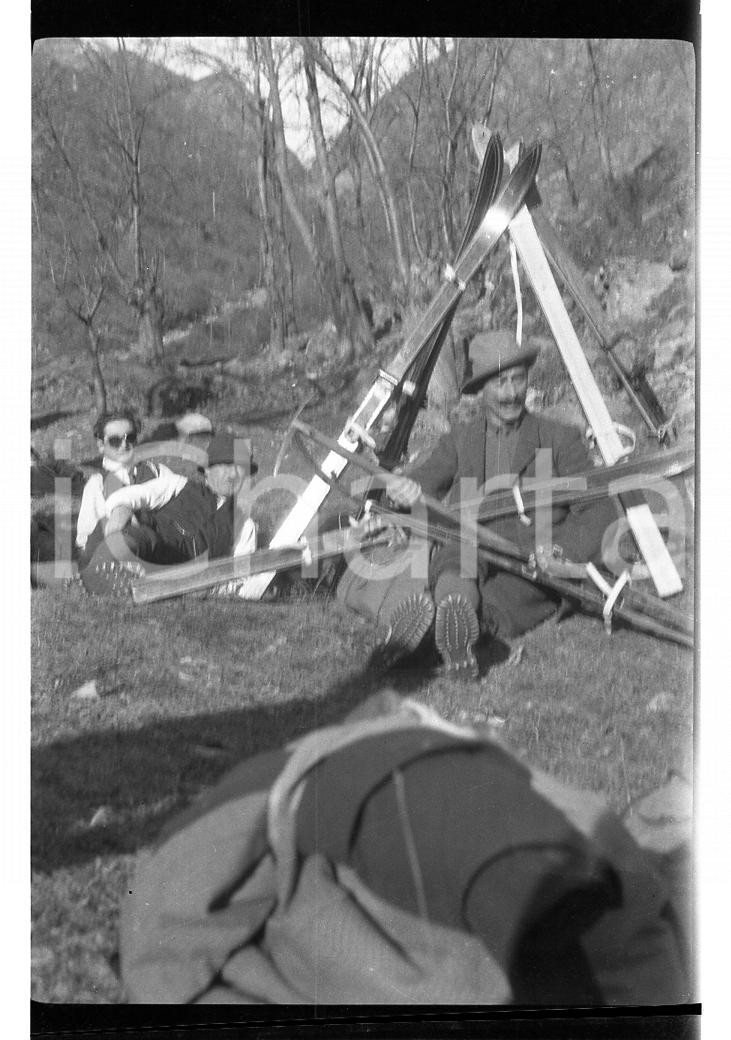 Fotografia d epoca originale 1923 CAPANNA GRASSI TN Scialpinisti a riposo NEGATIVO ORIGINALE 1