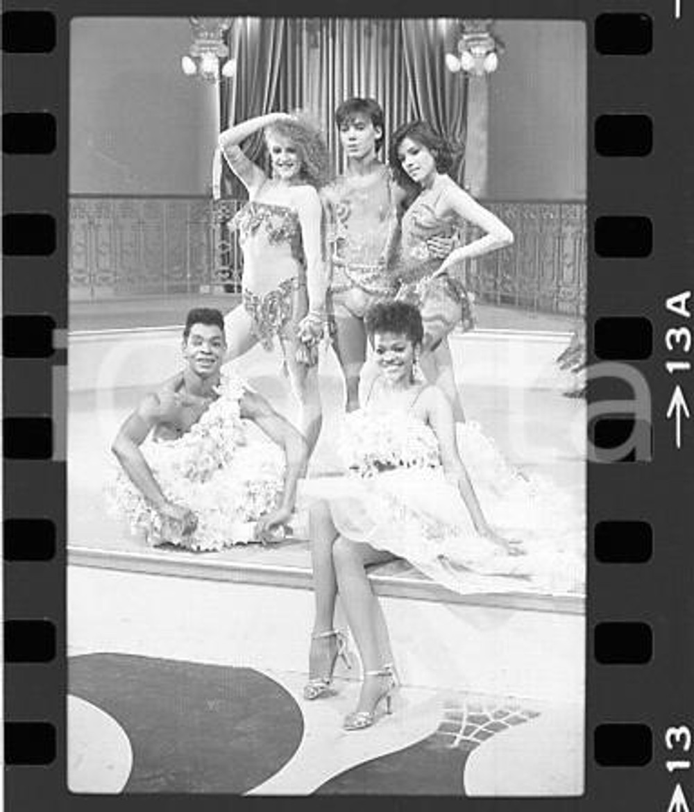 1984 TE LO DO IO IL BRASILE Celso e Regina (13) NEGATIVO ORIGINALE Negativo originale in bianco e nero (su pellicola), in formato 35mm CONDIZIONI: FAIRE' severamente vietata la riproduzione. Tutti i diritti sono riservati. ICharta mette in vendita, sul negozio eBay e in esclusiva sul sito "icharta" il proprio archivio composto da numerose diapositive e negativi fotografici d'epoca, tutti originali e autentici, che attraversano la storia del costume italiano tra gli la fine degli anni Sessanta e Novanta.Si tratta di uno sguardo inedito sull'attualità, la politica, la vita quotidiana, il gossip e la cultura, che fotografa il cambiamento della nazione in quest'ultimo scorcio del XX secolo. Un'occasione unica per il mercato del collezionismo, che vede finalmente disponibile un archivio eccezionale per vastità, tematiche e condizioni, in un settore (il negativo fotografico e la diapositiva) di assoluta novità e dalle interessanti prospettive di investimento. FAIR/discreto   originale e autentica 1