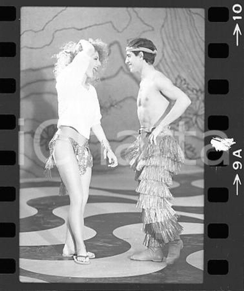 1984 TE LO DO IO IL BRASILE Claudia DAVI Claudio FERRARO 2 NEGATIVO ORIGINALE Negativo originale in bianco e nero (su pellicola), in formato 35mm CONDIZIONI: FAIRE' severamente vietata la riproduzione. Tutti i diritti sono riservati. ICharta mette in vendita, sul negozio eBay e in esclusiva sul sito "icharta" il proprio archivio composto da numerose diapositive e negativi fotografici d'epoca, tutti originali e autentici, che attraversano la storia del costume italiano tra gli la fine degli anni Sessanta e Novanta.Si tratta di uno sguardo inedito sull'attualità, la politica, la vita quotidiana, il gossip e la cultura, che fotografa il cambiamento della nazione in quest'ultimo scorcio del XX secolo. Un'occasione unica per il mercato del collezionismo, che vede finalmente disponibile un archivio eccezionale per vastità, tematiche e condizioni, in un settore (il negativo fotografico e la diapositiva) di assoluta novità e dalle interessanti prospettive di investimento. FAIR/discreto   originale e autentica 1