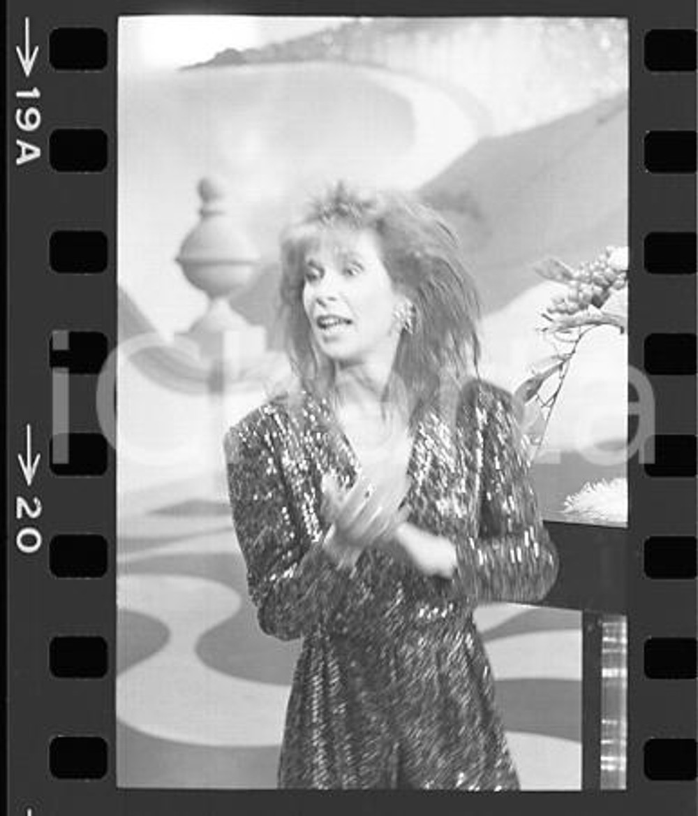 1984 TE LO DO IO IL BRASILE Rita LEE in scena (4) NEGATIVO ORIGINALE Negativo originale in bianco e nero (su pellicola), in formato 35mm CONDIZIONI: FAIRE' severamente vietata la riproduzione. Tutti i diritti sono riservati. ICharta mette in vendita, sul negozio eBay e in esclusiva sul sito "icharta" il proprio archivio composto da numerose diapositive e negativi fotografici d'epoca, tutti originali e autentici, che attraversano la storia del costume italiano tra gli la fine degli anni Sessanta e Novanta.Si tratta di uno sguardo inedito sull'attualità, la politica, la vita quotidiana, il gossip e la cultura, che fotografa il cambiamento della nazione in quest'ultimo scorcio del XX secolo. Un'occasione unica per il mercato del collezionismo, che vede finalmente disponibile un archivio eccezionale per vastità, tematiche e condizioni, in un settore (il negativo fotografico e la diapositiva) di assoluta novità e dalle interessanti prospettive di investimento. CONDIZIONI:FAIR/discreto originale e autentica 1