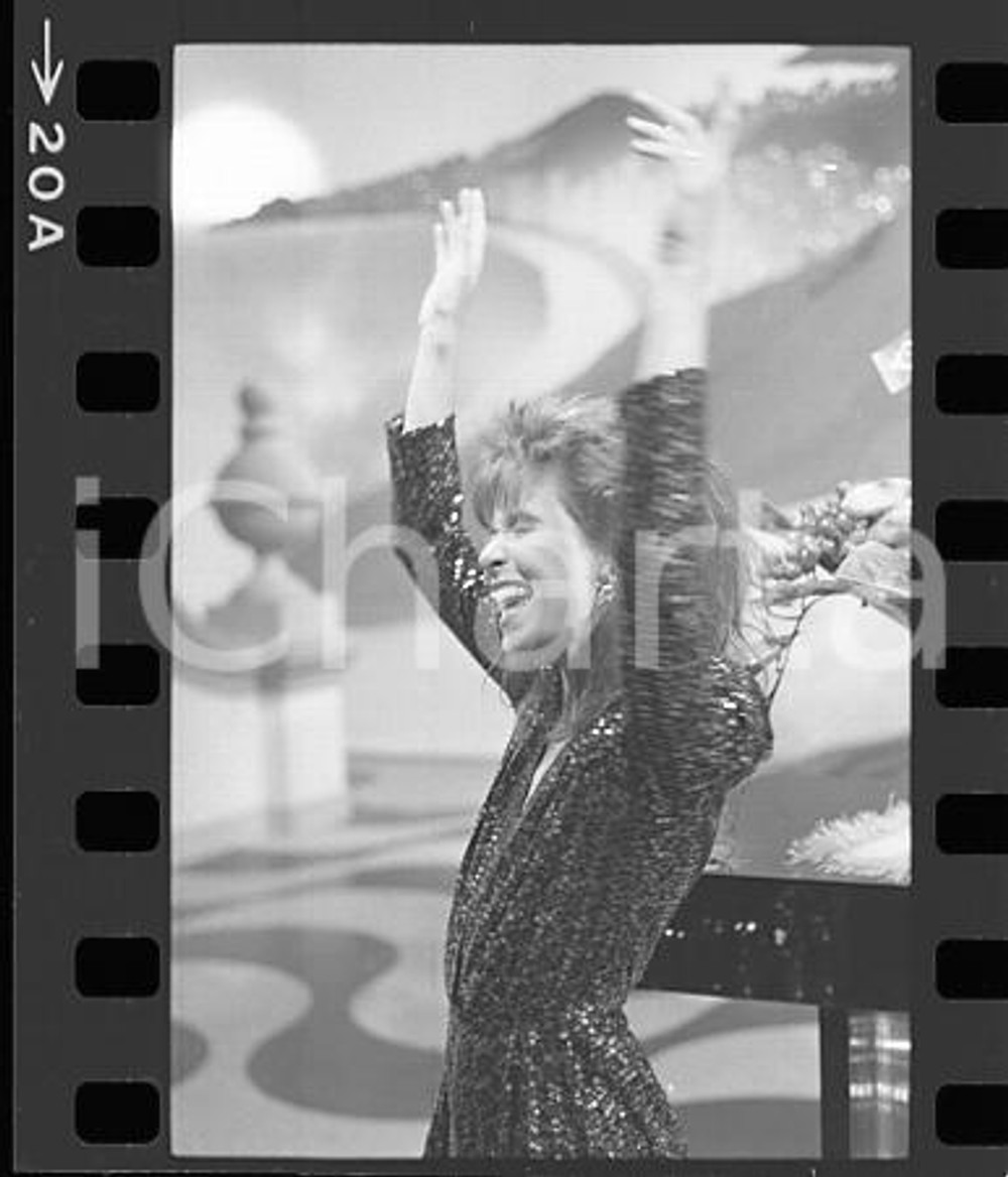 1984 TE LO DO IO IL BRASILE Rita LEE in scena (5) NEGATIVO ORIGINALE Negativo originale in bianco e nero (su pellicola), in formato 35mm CONDIZIONI: FAIRE' severamente vietata la riproduzione. Tutti i diritti sono riservati. ICharta mette in vendita, sul negozio eBay e in esclusiva sul sito "icharta" il proprio archivio composto da numerose diapositive e negativi fotografici d'epoca, tutti originali e autentici, che attraversano la storia del costume italiano tra gli la fine degli anni Sessanta e Novanta.Si tratta di uno sguardo inedito sull'attualità, la politica, la vita quotidiana, il gossip e la cultura, che fotografa il cambiamento della nazione in quest'ultimo scorcio del XX secolo. Un'occasione unica per il mercato del collezionismo, che vede finalmente disponibile un archivio eccezionale per vastità, tematiche e condizioni, in un settore (il negativo fotografico e la diapositiva) di assoluta novità e dalle interessanti prospettive di investimento. FAIR/discreto   originale e autentica 1