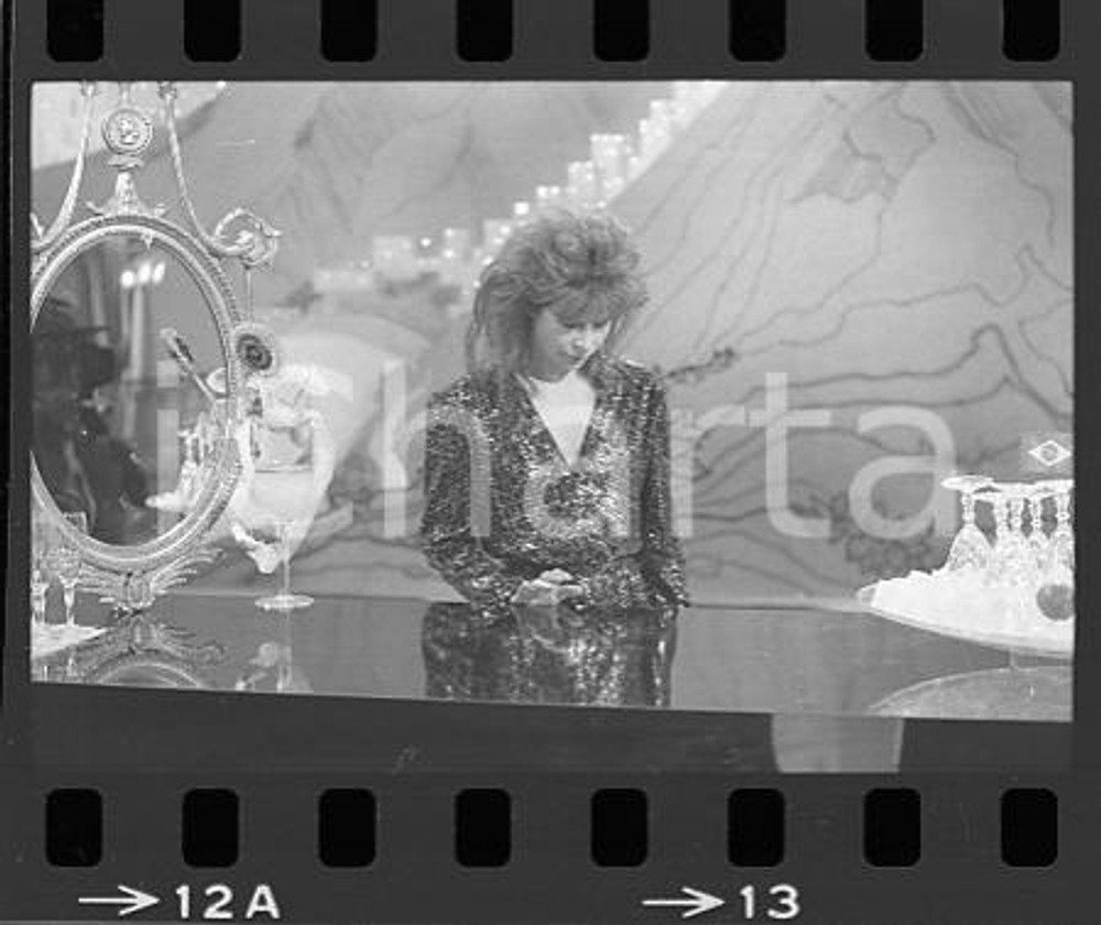 1984 TE LO DO IO IL BRASILE Rita LEE in scena (6) NEGATIVO ORIGINALE Negativo originale in bianco e nero (su pellicola), in formato 35mm CONDIZIONI: FAIRE' severamente vietata la riproduzione. Tutti i diritti sono riservati. ICharta mette in vendita, sul negozio eBay e in esclusiva sul sito "icharta" il proprio archivio composto da numerose diapositive e negativi fotografici d'epoca, tutti originali e autentici, che attraversano la storia del costume italiano tra gli la fine degli anni Sessanta e Novanta.Si tratta di uno sguardo inedito sull'attualità, la politica, la vita quotidiana, il gossip e la cultura, che fotografa il cambiamento della nazione in quest'ultimo scorcio del XX secolo. Un'occasione unica per il mercato del collezionismo, che vede finalmente disponibile un archivio eccezionale per vastità, tematiche e condizioni, in un settore (il negativo fotografico e la diapositiva) di assoluta novità e dalle interessanti prospettive di investimento. CONDIZIONI:FAIR/discreto originale e autentica 1