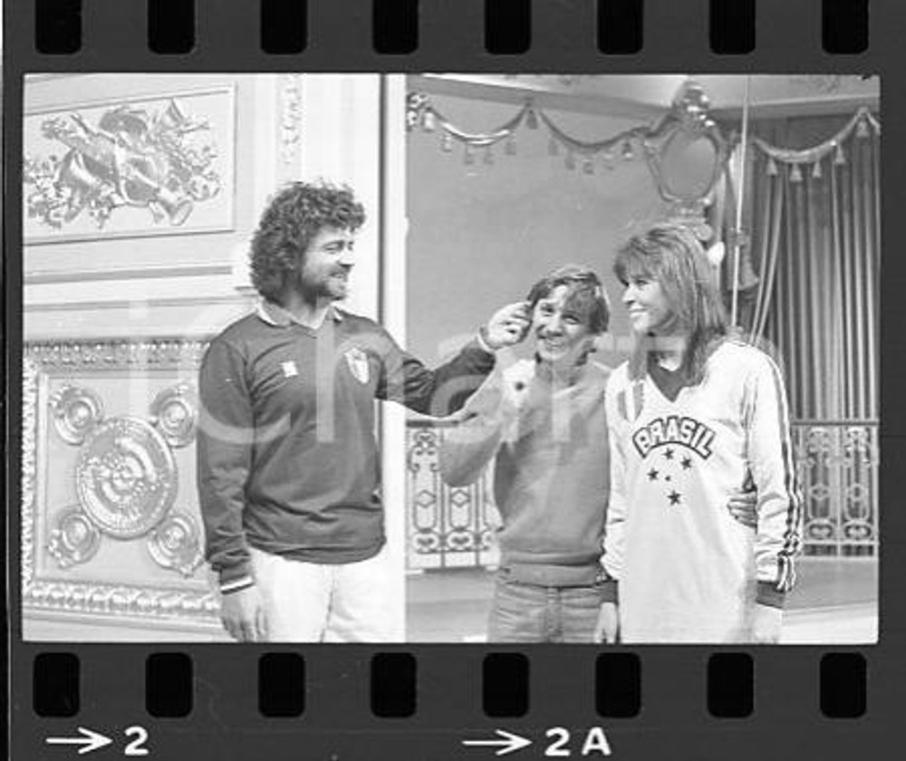 1984 TE LO DO IO IL BRASILE Rita LEE Beppe GRILLO (2) NEGATIVO ORIGINALE Negativo originale in bianco e nero (su pellicola), in formato 35mm CONDIZIONI: FAIRE' severamente vietata la riproduzione. Tutti i diritti sono riservati. ICharta mette in vendita, sul negozio eBay e in esclusiva sul sito "icharta" il proprio archivio composto da numerose diapositive e negativi fotografici d'epoca, tutti originali e autentici, che attraversano la storia del costume italiano tra gli la fine degli anni Sessanta e Novanta.Si tratta di uno sguardo inedito sull'attualità, la politica, la vita quotidiana, il gossip e la cultura, che fotografa il cambiamento della nazione in quest'ultimo scorcio del XX secolo. Un'occasione unica per il mercato del collezionismo, che vede finalmente disponibile un archivio eccezionale per vastità, tematiche e condizioni, in un settore (il negativo fotografico e la diapositiva) di assoluta novità e dalle interessanti prospettive di investimento. FAIR/discreto   originale e autentica 1