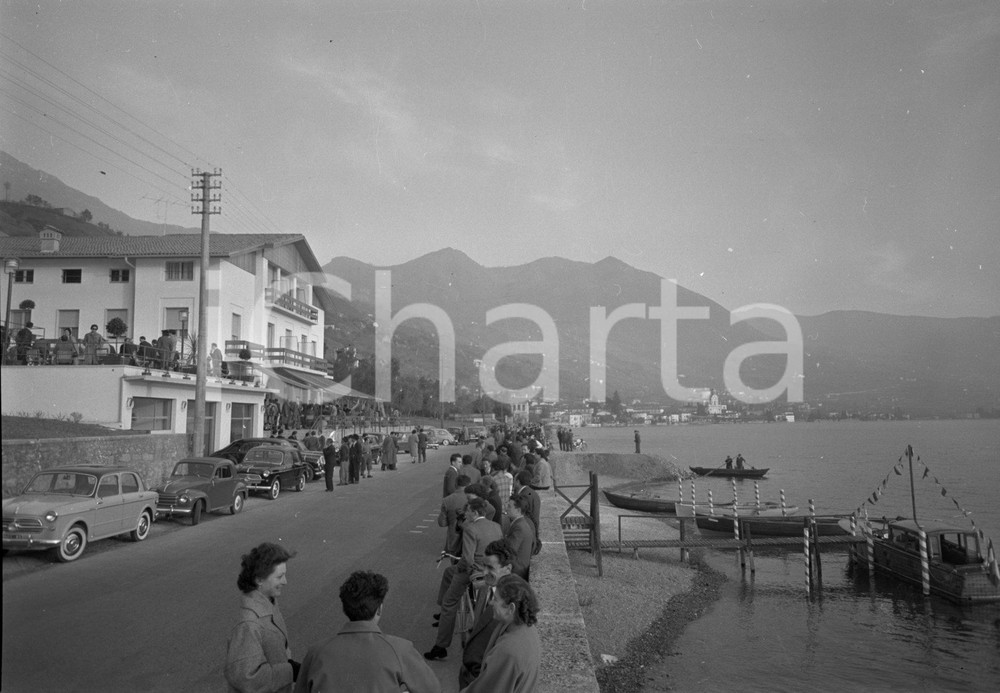 1955 SALE MARASINO (BS) Inaugurazione albergo Motta (1) NEGATIVO ORIGINALE   Negativo originale artistico in bianco e nero, su pellicola, in formato cm 9 x 6 CONDIZIONI: FAIR ICharta mette in vendita, sul negozio eBay e in esclusiva sul sito "icharta" il proprio archivio composto da numerose diapositive e negativi fotografici d'epoca, tutti originali e autentici, che attraversano la storia del costume italiano tra gli la fine degli anni Sessanta e Novanta.Si tratta di uno sguardo inedito sull'attualità, la politica, la vita quotidiana, il gossip e la cultura, che fotografa il cambiamento della nazione in quest'ultimo scorcio del XX secolo. Un'occasione unica per il mercato del collezionismo, che vede finalmente disponibile un archivio eccezionale per vastità, tematiche e condizioni, in un settore (il negativo fotografico e la diapositiva) di assoluta novità e dalle interessanti prospettive di investimento. CONDIZIONI:FAIR/discreto originale e autentica 1