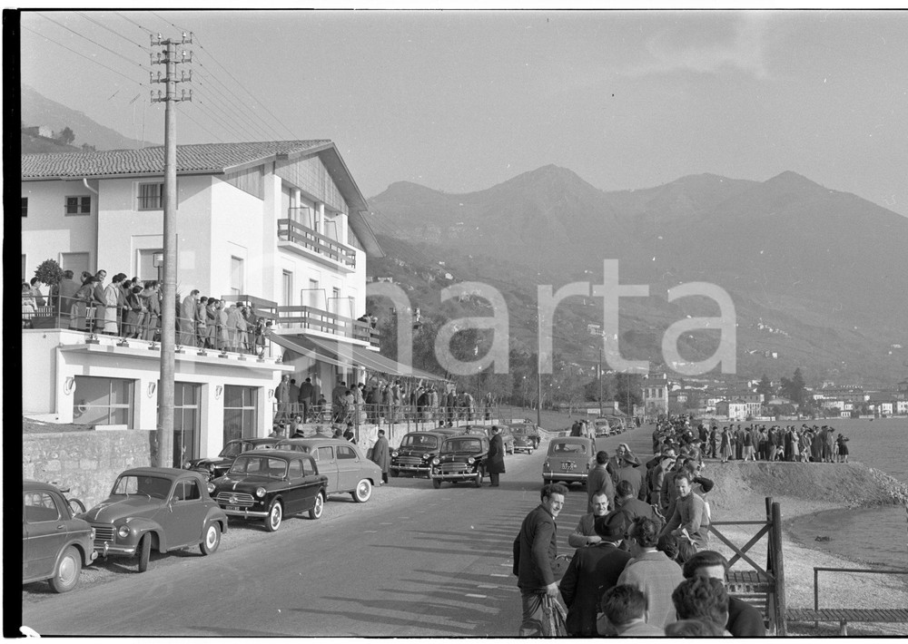 1955 SALE MARASINO (BS) Inaugurazione albergo Motta NEGATIVO ORIGINALE   Negativo originale artistico in bianco e nero, su pellicola, in formato cm 9 x 6 CONDIZIONI: FAIR ICharta mette in vendita, sul negozio eBay e in esclusiva sul sito "icharta" il proprio archivio composto da numerose diapositive e negativi fotografici d'epoca, tutti originali e autentici, che attraversano la storia del costume italiano tra gli la fine degli anni Sessanta e Novanta.Si tratta di uno sguardo inedito sull'attualità, la politica, la vita quotidiana, il gossip e la cultura, che fotografa il cambiamento della nazione in quest'ultimo scorcio del XX secolo. Un'occasione unica per il mercato del collezionismo, che vede finalmente disponibile un archivio eccezionale per vastità, tematiche e condizioni, in un settore (il negativo fotografico e la diapositiva) di assoluta novità e dalle interessanti prospettive di investimento. CONDIZIONI:FAIR/discreto originale e autentica 1