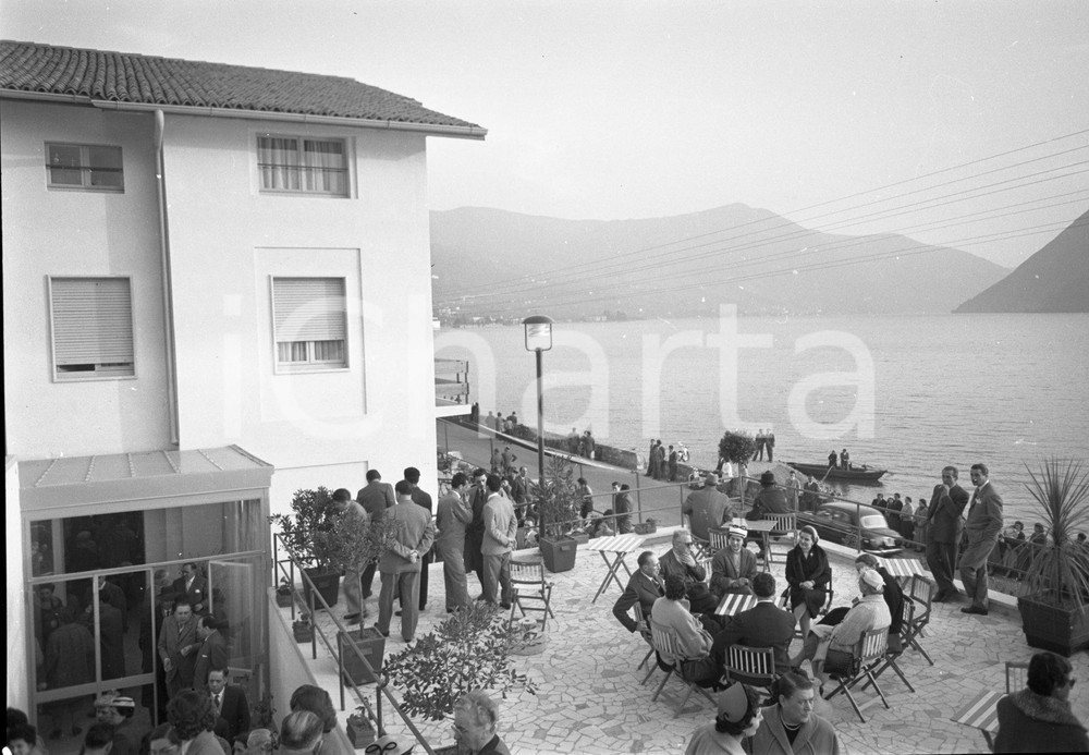 1955 SALE MARASINO (BS) Inaugurazione albergo Motta (3) NEGATIVO ORIGINALE   Negativo originale artistico in bianco e nero, su pellicola, in formato cm 9 x 6 CONDIZIONI: FAIR ICharta mette in vendita, sul negozio eBay e in esclusiva sul sito "icharta" il proprio archivio composto da numerose diapositive e negativi fotografici d'epoca, tutti originali e autentici, che attraversano la storia del costume italiano tra gli la fine degli anni Sessanta e Novanta.Si tratta di uno sguardo inedito sull'attualità, la politica, la vita quotidiana, il gossip e la cultura, che fotografa il cambiamento della nazione in quest'ultimo scorcio del XX secolo. Un'occasione unica per il mercato del collezionismo, che vede finalmente disponibile un archivio eccezionale per vastità, tematiche e condizioni, in un settore (il negativo fotografico e la diapositiva) di assoluta novità e dalle interessanti prospettive di investimento. CONDIZIONI:FAIR/discreto originale e autentica 1