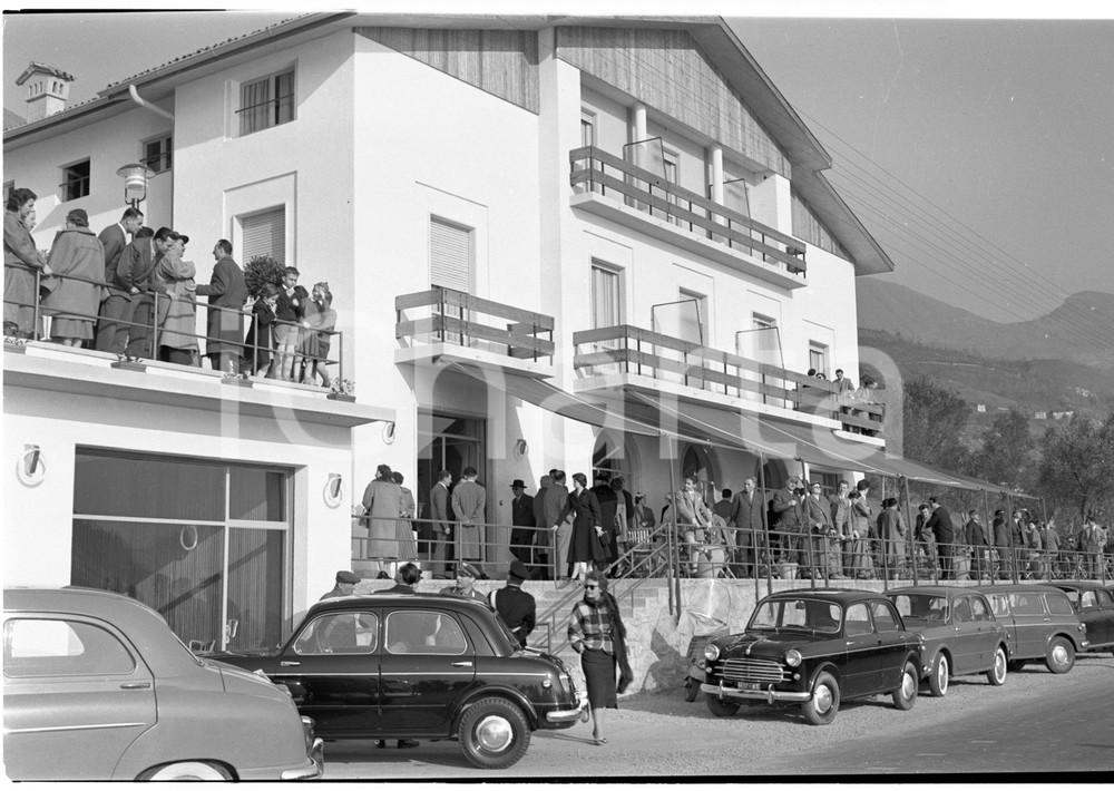 1955 SALE MARASINO (BS) Inaugurazione albergo Motta (2) NEGATIVO ORIGINALE   Negativo originale artistico in bianco e nero, su pellicola, in formato cm 9 x 6 CONDIZIONI: FAIR ICharta mette in vendita, sul negozio eBay e in esclusiva sul sito "icharta" il proprio archivio composto da numerose diapositive e negativi fotografici d'epoca, tutti originali e autentici, che attraversano la storia del costume italiano tra gli la fine degli anni Sessanta e Novanta.Si tratta di uno sguardo inedito sull'attualità, la politica, la vita quotidiana, il gossip e la cultura, che fotografa il cambiamento della nazione in quest'ultimo scorcio del XX secolo. Un'occasione unica per il mercato del collezionismo, che vede finalmente disponibile un archivio eccezionale per vastità, tematiche e condizioni, in un settore (il negativo fotografico e la diapositiva) di assoluta novità e dalle interessanti prospettive di investimento. CONDIZIONI:FAIR/discreto originale e autentica 1