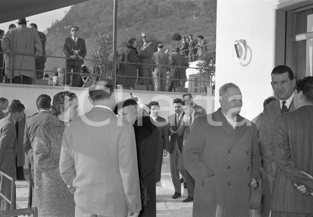 1955 SALE MARASINO (BS) ANGELO BUIZZA ad albergo Motta (6) NEGATIVO ORIGINALE Reportage per l'inaugurazione dell'albergo Motta alla presenza del senatore Angelo Buizza. Negativo originale artistico in bianco e nero, su pellicola, in formato cm 9 x 6 CONDIZIONI: FAIR ICharta mette in vendita, sul negozio eBay e in esclusiva sul sito "icharta" il proprio archivio composto da numerose diapositive e negativi fotografici d'epoca, tutti originali e autentici, che attraversano la storia del costume italiano tra gli la fine degli anni Sessanta e Novanta.Si tratta di uno sguardo inedito sull'attualità, la politica, la vita quotidiana, il gossip e la cultura, che fotografa il cambiamento della nazione in quest'ultimo scorcio del XX secolo. Un'occasione unica per il mercato del collezionismo, che vede finalmente disponibile un archivio eccezionale per vastità, tematiche e condizioni, in un settore (il negativo fotografico e la diapositiva) di assoluta novità e dalle interessanti prospettive di investimento. CONDIZIONI:FAIR/discreto originale e autentica 1