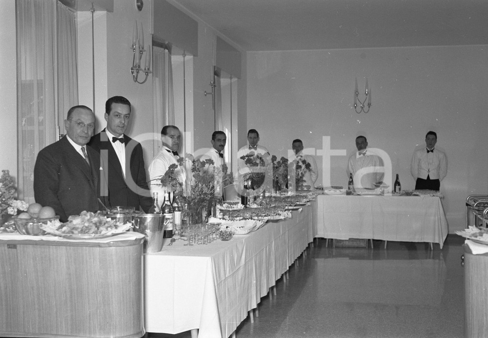 1955 SALE MARASINO (BS) Inaugurazione albergo Motta - buffet NEGATIVO ORIGINALE  Negativo originale artistico in bianco e nero, su pellicola, in formato cm 9 x 6 CONDIZIONI: FAIR ICharta mette in vendita, sul negozio eBay e in esclusiva sul sito "icharta" il proprio archivio composto da numerose diapositive e negativi fotografici d'epoca, tutti originali e autentici, che attraversano la storia del costume italiano tra gli la fine degli anni Sessanta e Novanta.Si tratta di uno sguardo inedito sull'attualità, la politica, la vita quotidiana, il gossip e la cultura, che fotografa il cambiamento della nazione in quest'ultimo scorcio del XX secolo. Un'occasione unica per il mercato del collezionismo, che vede finalmente disponibile un archivio eccezionale per vastità, tematiche e condizioni, in un settore (il negativo fotografico e la diapositiva) di assoluta novità e dalle interessanti prospettive di investimento. CONDIZIONI:FAIR/discreto originale e autentica 1