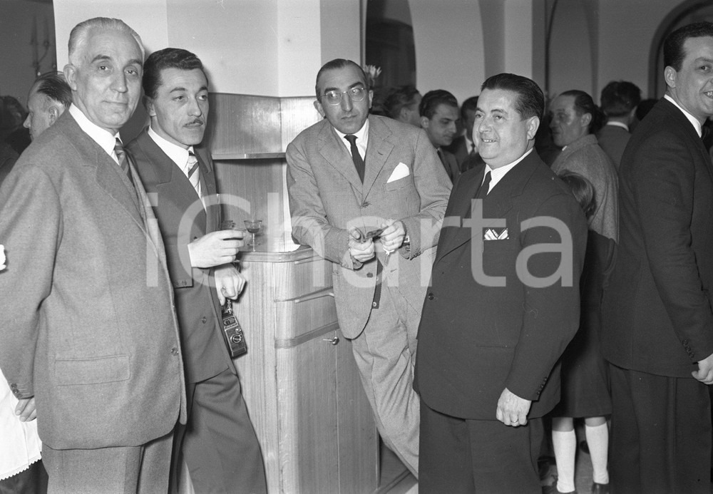 1955 SALE MARASINO EPT Rozzi ad inaugurazione albergo Motta NEGATIVO ORIGINALE  Negativo originale artistico in bianco e nero, su pellicola, in formato cm 9 x 6 CONDIZIONI: FAIR ICharta mette in vendita, sul negozio eBay e in esclusiva sul sito "icharta" il proprio archivio composto da numerose diapositive e negativi fotografici d'epoca, tutti originali e autentici, che attraversano la storia del costume italiano tra gli la fine degli anni Sessanta e Novanta.Si tratta di uno sguardo inedito sull'attualità, la politica, la vita quotidiana, il gossip e la cultura, che fotografa il cambiamento della nazione in quest'ultimo scorcio del XX secolo. Un'occasione unica per il mercato del collezionismo, che vede finalmente disponibile un archivio eccezionale per vastità, tematiche e condizioni, in un settore (il negativo fotografico e la diapositiva) di assoluta novità e dalle interessanti prospettive di investimento. CONDIZIONI:FAIR/discreto originale e autentica 1