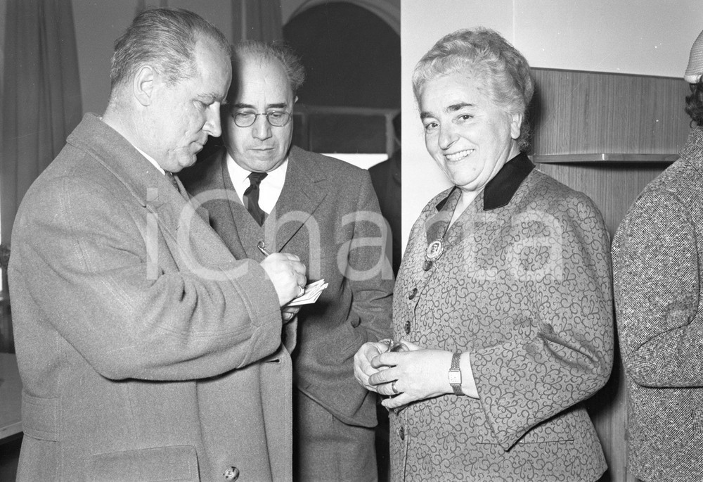 1955 SALE MARASINO (BS) Inauguraz. albergo Motta PEZZI (9) NEGATIVO ORIGINALE  Negativo originale in bianco e nero, su pellicola, in formato cm 9 x 6 CONDIZIONI: FAIR ICharta mette in vendita, sul negozio eBay e in esclusiva sul sito "icharta" il proprio archivio composto da numerose diapositive e negativi fotografici d'epoca, tutti originali e autentici, che attraversano la storia del costume italiano tra gli la fine degli anni Sessanta e Novanta.Si tratta di uno sguardo inedito sull'attualità, la politica, la vita quotidiana, il gossip e la cultura, che fotografa il cambiamento della nazione in quest'ultimo scorcio del XX secolo. Un'occasione unica per il mercato del collezionismo, che vede finalmente disponibile un archivio eccezionale per vastità, tematiche e condizioni, in un settore (il negativo fotografico e la diapositiva) di assoluta novità e dalle interessanti prospettive di investimento. CONDIZIONI:FAIR/discreto originale e autentica 1