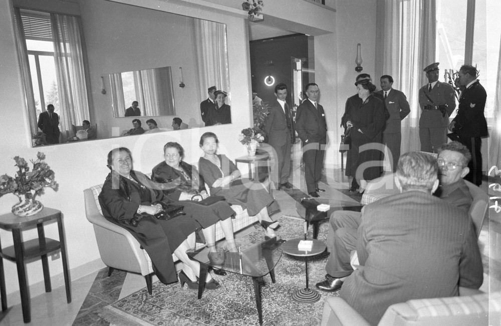 1955 BOARIO TERME (BS) Inaugurazione Hotel Iris (6) NEGATIVO ORIGINALE Alla presenza dell'onorevole EGIDIO ARIOSTO, del presidente EPT FORESTI e del direttore EPT CICCAGLIONE Negativo originale artistico in bianco e nero, su pellicola, in formato cm 9 x 6 CONDIZIONI: FAIR ICharta mette in vendita, sul negozio eBay e in esclusiva sul sito "icharta" il proprio archivio composto da numerose diapositive e negativi fotografici d'epoca, tutti originali e autentici, che attraversano la storia del costume italiano tra gli la fine degli anni Sessanta e Novanta.Si tratta di uno sguardo inedito sull'attualità, la politica, la vita quotidiana, il gossip e la cultura, che fotografa il cambiamento della nazione in quest'ultimo scorcio del XX secolo. Un'occasione unica per il mercato del collezionismo, che vede finalmente disponibile un archivio eccezionale per vastità, tematiche e condizioni, in un settore (il negativo fotografico e la diapositiva) di assoluta novità e dalle interessanti prospettive di investimento. CONDIZIONI:FAIR/discreto originale e autentica 1