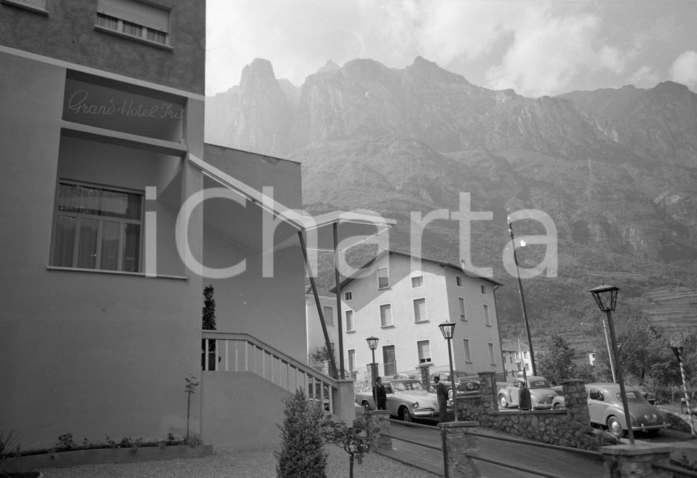 1955 BOARIO TERME (BS) Inaugurazione Hotel Iris ingresso NEGATIVO ORIGINALE  Negativo originale artistico in bianco e nero, su pellicola, in formato cm 9 x 6 CONDIZIONI: FAIR ICharta mette in vendita, sul negozio eBay e in esclusiva sul sito "icharta" il proprio archivio composto da numerose diapositive e negativi fotografici d'epoca, tutti originali e autentici, che attraversano la storia del costume italiano tra gli la fine degli anni Sessanta e Novanta.Si tratta di uno sguardo inedito sull'attualità, la politica, la vita quotidiana, il gossip e la cultura, che fotografa il cambiamento della nazione in quest'ultimo scorcio del XX secolo. Un'occasione unica per il mercato del collezionismo, che vede finalmente disponibile un archivio eccezionale per vastità, tematiche e condizioni, in un settore (il negativo fotografico e la diapositiva) di assoluta novità e dalle interessanti prospettive di investimento. CONDIZIONI:FAIR/discreto originale e autentica 1