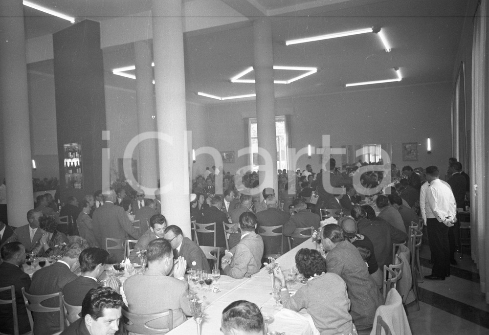 1955 BOARIO TERME (BS) Inaugurazione Hotel Iris (8) NEGATIVO ORIGINALE Alla presenza dell'onorevole EGIDIO ARIOSTO, del presidente EPT FORESTI e del direttore EPT CICCAGLIONE Negativo originale artistico in bianco e nero, su pellicola, in formato cm 9 x 6 CONDIZIONI: FAIR ICharta mette in vendita, sul negozio eBay e in esclusiva sul sito "icharta" il proprio archivio composto da numerose diapositive e negativi fotografici d'epoca, tutti originali e autentici, che attraversano la storia del costume italiano tra gli la fine degli anni Sessanta e Novanta.Si tratta di uno sguardo inedito sull'attualità, la politica, la vita quotidiana, il gossip e la cultura, che fotografa il cambiamento della nazione in quest'ultimo scorcio del XX secolo. Un'occasione unica per il mercato del collezionismo, che vede finalmente disponibile un archivio eccezionale per vastità, tematiche e condizioni, in un settore (il negativo fotografico e la diapositiva) di assoluta novità e dalle interessanti prospettive di investimento. CONDIZIONI:FAIR/discreto originale e autentica 1