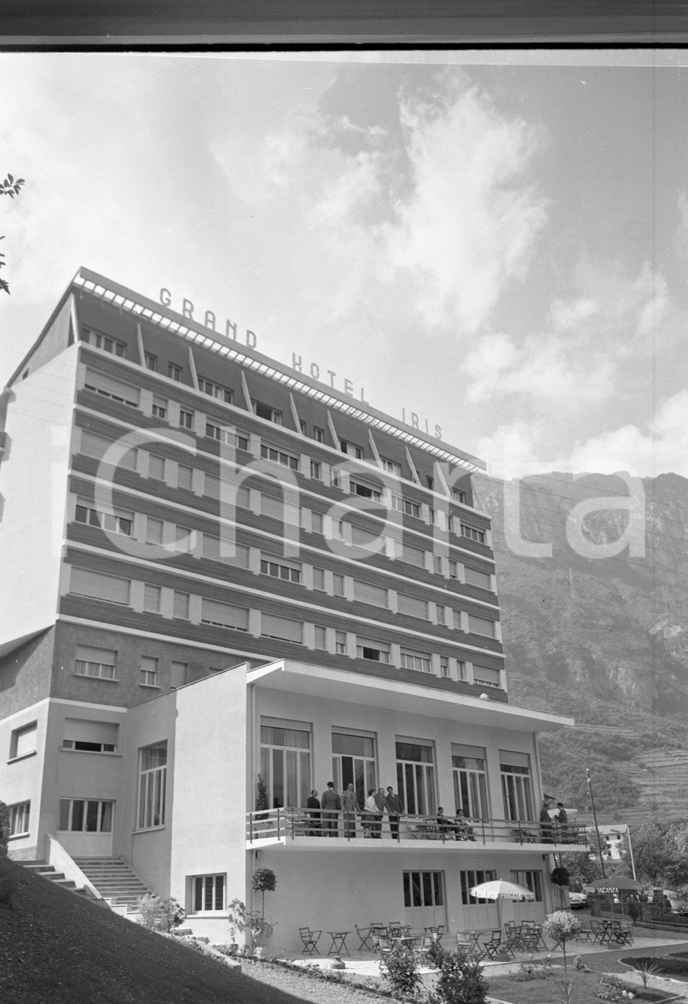 1955 BOARIO TERME BS Inaugurazione Hotel Iris facciata sud 1 NEGATIVO ORIGINALE Negativo originale artistico in bianco e nero, su pellicola, in formato cm 6 x 9 CONDIZIONI: FAIR ICharta mette in vendita, sul negozio eBay e in esclusiva sul sito "icharta" il proprio archivio composto da numerose diapositive e negativi fotografici d'epoca, tutti originali e autentici, che attraversano la storia del costume italiano tra gli la fine degli anni Sessanta e Novanta.Si tratta di uno sguardo inedito sull'attualità, la politica, la vita quotidiana, il gossip e la cultura, che fotografa il cambiamento della nazione in quest'ultimo scorcio del XX secolo. Un'occasione unica per il mercato del collezionismo, che vede finalmente disponibile un archivio eccezionale per vastità, tematiche e condizioni, in un settore (il negativo fotografico e la diapositiva) di assoluta novità e dalle interessanti prospettive di investimento. CONDIZIONI:FAIR/discreto originale e autentica 1