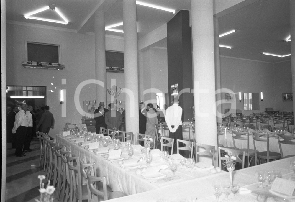 1955 BOARIO TERME BS Inaugurazione Hotel Iris sala da pranzo NEGATIVO ORIGINALE Negativo originale artistico in bianco e nero, su pellicola, in formato cm 9 x 6 CONDIZIONI: FAIR ICharta mette in vendita, sul negozio eBay e in esclusiva sul sito "icharta" il proprio archivio composto da numerose diapositive e negativi fotografici d'epoca, tutti originali e autentici, che attraversano la storia del costume italiano tra gli la fine degli anni Sessanta e Novanta.Si tratta di uno sguardo inedito sull'attualità, la politica, la vita quotidiana, il gossip e la cultura, che fotografa il cambiamento della nazione in quest'ultimo scorcio del XX secolo. Un'occasione unica per il mercato del collezionismo, che vede finalmente disponibile un archivio eccezionale per vastità, tematiche e condizioni, in un settore (il negativo fotografico e la diapositiva) di assoluta novità e dalle interessanti prospettive di investimento. CONDIZIONI:FAIR/discreto originale e autentica 1