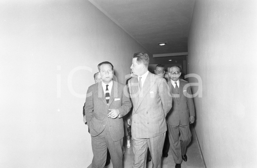 1955 BOARIO TERME (BS) Inaugurazione Hotel Iris (10) NEGATIVO ORIGINALE Alla presenza dell'onorevole EGIDIO ARIOSTO, del presidente EPT FORESTI e del direttore EPT CICCAGLIONE Negativo originale artistico in bianco e nero, su pellicola, in formato cm 9 x 6 CONDIZIONI: FAIR ICharta mette in vendita, sul negozio eBay e in esclusiva sul sito "icharta" il proprio archivio composto da numerose diapositive e negativi fotografici d'epoca, tutti originali e autentici, che attraversano la storia del costume italiano tra gli la fine degli anni Sessanta e Novanta.Si tratta di uno sguardo inedito sull'attualità, la politica, la vita quotidiana, il gossip e la cultura, che fotografa il cambiamento della nazione in quest'ultimo scorcio del XX secolo. Un'occasione unica per il mercato del collezionismo, che vede finalmente disponibile un archivio eccezionale per vastità, tematiche e condizioni, in un settore (il negativo fotografico e la diapositiva) di assoluta novità e dalle interessanti prospettive di investimento. CONDIZIONI:FAIR/discreto originale e autentica 1