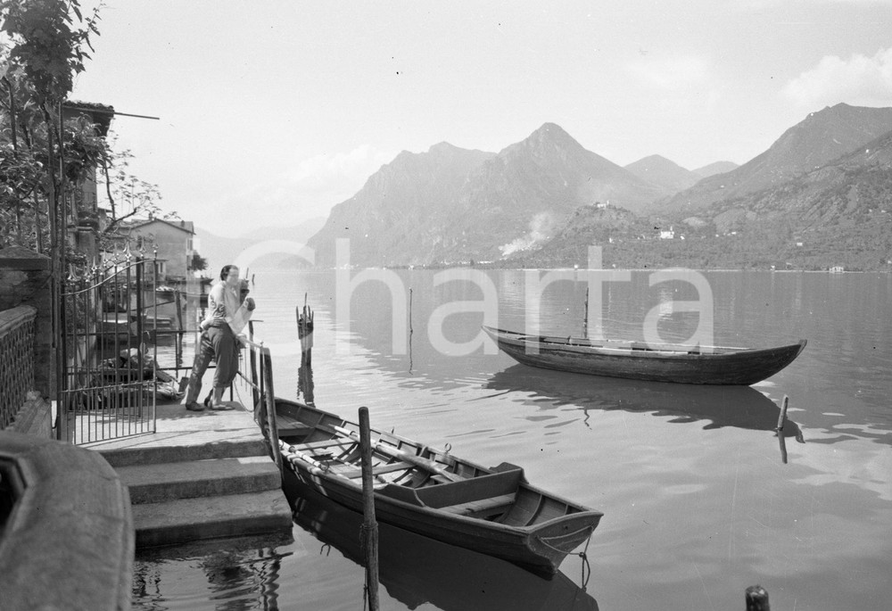 1954 SENSOLE loc. PESCHIERA MARAGLIO BS Barche su lago Iseo 1 NEGATIVO ORIGINALE Negativo originale artistico in bianco e nero, su pellicola, in formato cm 9 x 6 CONDIZIONI: FAIR ICharta mette in vendita, sul negozio eBay e in esclusiva sul sito "icharta" il proprio archivio composto da numerose diapositive e negativi fotografici d'epoca, tutti originali e autentici, che attraversano la storia del costume italiano tra gli la fine degli anni Sessanta e Novanta.Si tratta di uno sguardo inedito sull'attualità, la politica, la vita quotidiana, il gossip e la cultura, che fotografa il cambiamento della nazione in quest'ultimo scorcio del XX secolo. Un'occasione unica per il mercato del collezionismo, che vede finalmente disponibile un archivio eccezionale per vastità, tematiche e condizioni, in un settore (il negativo fotografico e la diapositiva) di assoluta novità e dalle interessanti prospettive di investimento. CONDIZIONI:FAIR/discreto originale e autentica 1