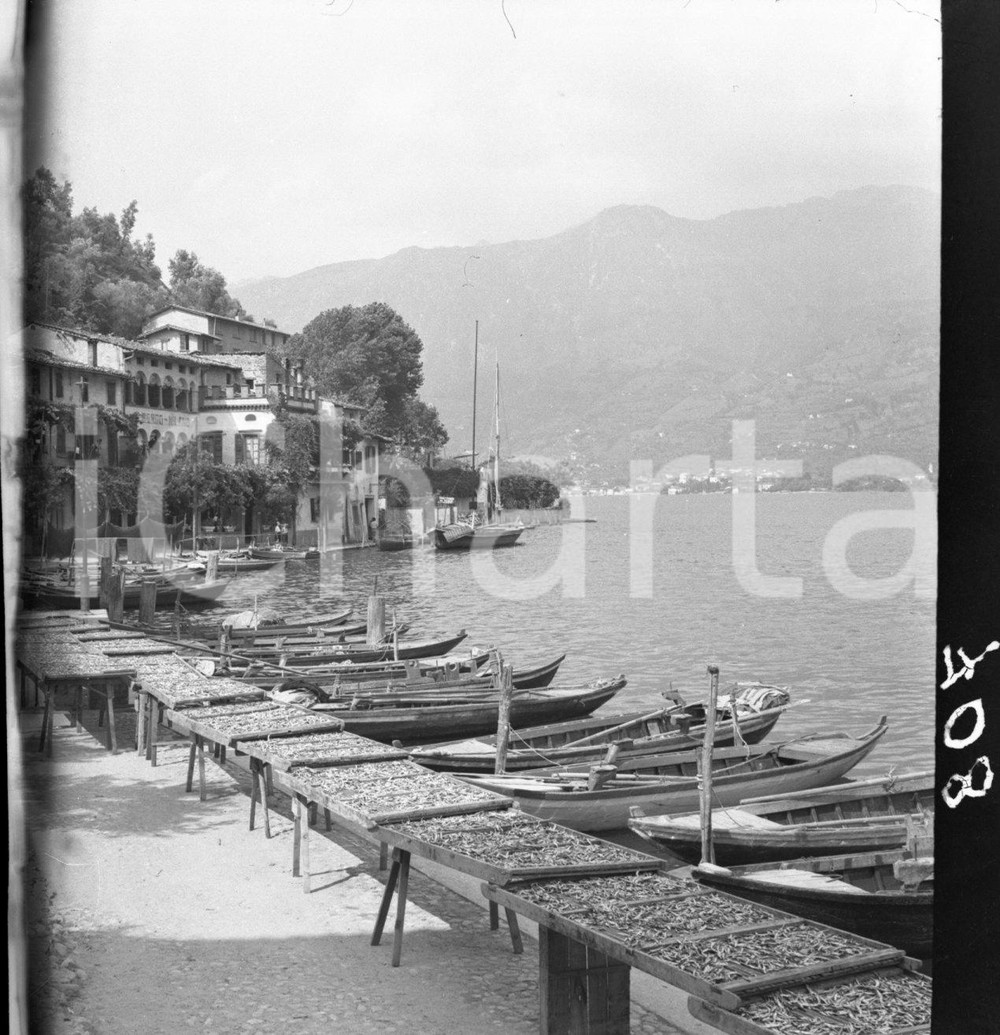 1954 SENSOLE loc. PESCHIERA MARAGLIO BS Barche sul lago Iseo NEGATIVO ORIGINALE Negativo originale artistico in bianco e nero, su pellicola, in formato cm 5 x 5 CONDIZIONI: FAIR ICharta mette in vendita, sul negozio eBay e in esclusiva sul sito "icharta" il proprio archivio composto da numerose diapositive e negativi fotografici d'epoca, tutti originali e autentici, che attraversano la storia del costume italiano tra gli la fine degli anni Sessanta e Novanta.Si tratta di uno sguardo inedito sull'attualità, la politica, la vita quotidiana, il gossip e la cultura, che fotografa il cambiamento della nazione in quest'ultimo scorcio del XX secolo. Un'occasione unica per il mercato del collezionismo, che vede finalmente disponibile un archivio eccezionale per vastità, tematiche e condizioni, in un settore (il negativo fotografico e la diapositiva) di assoluta novità e dalle interessanti prospettive di investimento. CONDIZIONI:FAIR/discreto originale e autentica 1