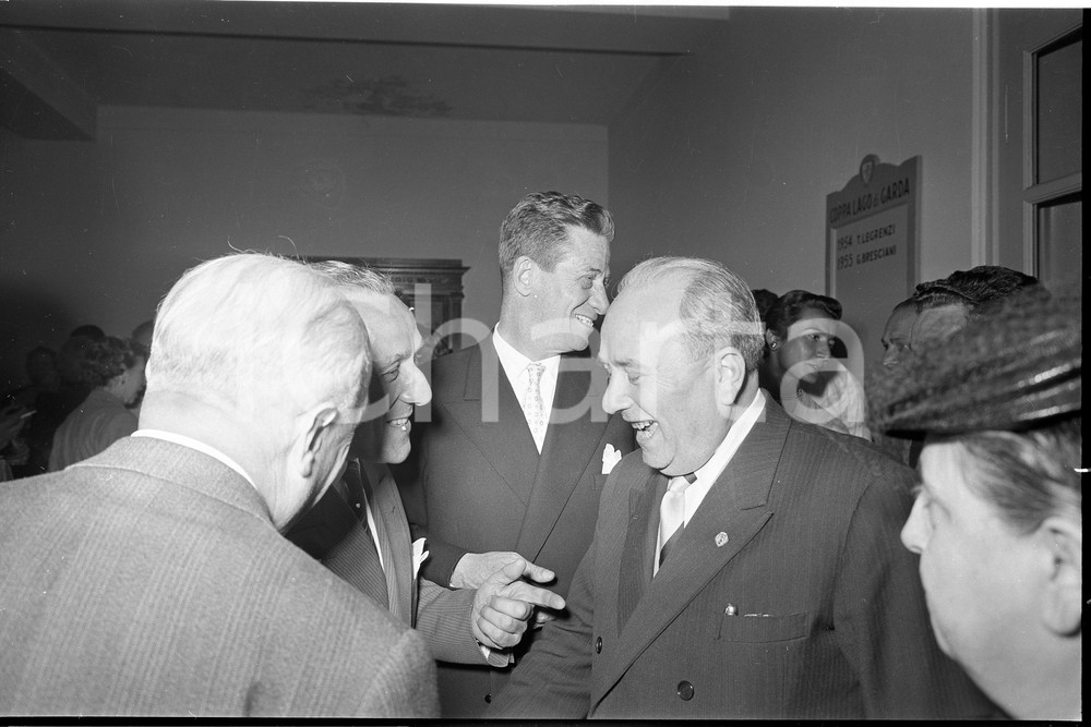 1955 TOSCOLANO MADERNO (BS) Cocktail al Circolo Golf Bogliaco NEGATIVO ORIGINALE Negativo originale artistico in bianco e nero, su pellicola, in formato cm 9 x 6 CONDIZIONI: FAIR ICharta mette in vendita, sul negozio eBay e in esclusiva sul sito "icharta" il proprio archivio composto da numerose diapositive e negativi fotografici d'epoca, tutti originali e autentici, che attraversano la storia del costume italiano tra gli la fine degli anni Sessanta e Novanta.Si tratta di uno sguardo inedito sull'attualità, la politica, la vita quotidiana, il gossip e la cultura, che fotografa il cambiamento della nazione in quest'ultimo scorcio del XX secolo. Un'occasione unica per il mercato del collezionismo, che vede finalmente disponibile un archivio eccezionale per vastità, tematiche e condizioni, in un settore (il negativo fotografico e la diapositiva) di assoluta novità e dalle interessanti prospettive di investimento. CONDIZIONI:FAIR/discreto originale e autentica 1