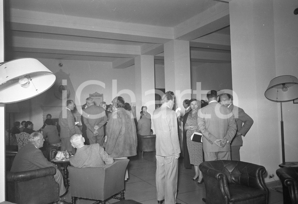 1955 TOSCOLANO MADERNO BS Cocktail al Circolo Golf Bogliaco 4 NEGATIVO ORIGINALE Negativo originale artistico in bianco e nero, su pellicola, in formato cm 9 x 6 CONDIZIONI: FAIR ICharta mette in vendita, sul negozio eBay e in esclusiva sul sito "icharta" il proprio archivio composto da numerose diapositive e negativi fotografici d'epoca, tutti originali e autentici, che attraversano la storia del costume italiano tra gli la fine degli anni Sessanta e Novanta.Si tratta di uno sguardo inedito sull'attualità, la politica, la vita quotidiana, il gossip e la cultura, che fotografa il cambiamento della nazione in quest'ultimo scorcio del XX secolo. Un'occasione unica per il mercato del collezionismo, che vede finalmente disponibile un archivio eccezionale per vastità, tematiche e condizioni, in un settore (il negativo fotografico e la diapositiva) di assoluta novità e dalle interessanti prospettive di investimento. CONDIZIONI:FAIR/discreto originale e autentica 1