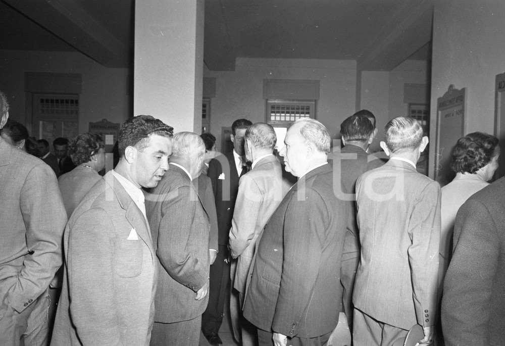 1955 TOSCOLANO MADERNO BS Cocktail al Circolo Golf Bogliaco 6 NEGATIVO ORIGINALE Negativo originale artistico in bianco e nero, su pellicola, in formato cm 9 x 6 CONDIZIONI: FAIR ICharta mette in vendita, sul negozio eBay e in esclusiva sul sito "icharta" il proprio archivio composto da numerose diapositive e negativi fotografici d'epoca, tutti originali e autentici, che attraversano la storia del costume italiano tra gli la fine degli anni Sessanta e Novanta.Si tratta di uno sguardo inedito sull'attualità, la politica, la vita quotidiana, il gossip e la cultura, che fotografa il cambiamento della nazione in quest'ultimo scorcio del XX secolo. Un'occasione unica per il mercato del collezionismo, che vede finalmente disponibile un archivio eccezionale per vastità, tematiche e condizioni, in un settore (il negativo fotografico e la diapositiva) di assoluta novità e dalle interessanti prospettive di investimento. CONDIZIONI:FAIR/discreto originale e autentica 1