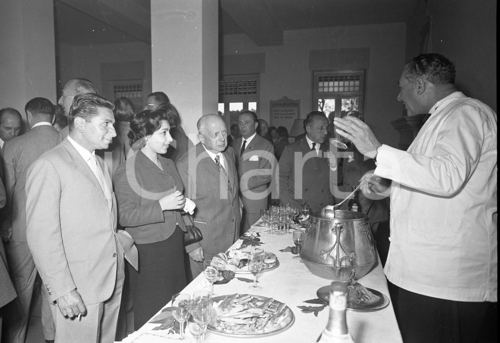 1955 TOSCOLANO MADERNO BS Cocktail al Circolo Golf Bogliaco 5 NEGATIVO ORIGINALE Negativo originale artistico in bianco e nero, su pellicola, in formato cm 9 x 6 CONDIZIONI: FAIR ICharta mette in vendita, sul negozio eBay e in esclusiva sul sito "icharta" il proprio archivio composto da numerose diapositive e negativi fotografici d'epoca, tutti originali e autentici, che attraversano la storia del costume italiano tra gli la fine degli anni Sessanta e Novanta.Si tratta di uno sguardo inedito sull'attualità, la politica, la vita quotidiana, il gossip e la cultura, che fotografa il cambiamento della nazione in quest'ultimo scorcio del XX secolo. Un'occasione unica per il mercato del collezionismo, che vede finalmente disponibile un archivio eccezionale per vastità, tematiche e condizioni, in un settore (il negativo fotografico e la diapositiva) di assoluta novità e dalle interessanti prospettive di investimento. CONDIZIONI:FAIR/discretoFORMATO: cm 9 X 6 originale e autentica 1