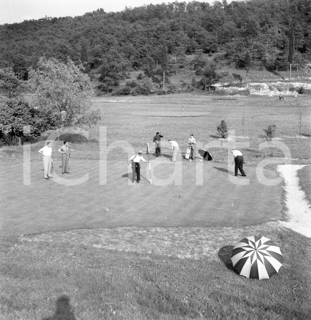 1955 TOSCOLANO MADERNO BS Golf Bogliaco approccio sul green NEGATIVO ORIGINALE Negativo originale artistico in bianco e nero, su pellicola, in formato cm 6 x 6 CONDIZIONI: FAIR ICharta mette in vendita, sul negozio eBay e in esclusiva sul sito "icharta" il proprio archivio composto da numerose diapositive e negativi fotografici d'epoca, tutti originali e autentici, che attraversano la storia del costume italiano tra gli la fine degli anni Sessanta e Novanta.Si tratta di uno sguardo inedito sull'attualità, la politica, la vita quotidiana, il gossip e la cultura, che fotografa il cambiamento della nazione in quest'ultimo scorcio del XX secolo. Un'occasione unica per il mercato del collezionismo, che vede finalmente disponibile un archivio eccezionale per vastità, tematiche e condizioni, in un settore (il negativo fotografico e la diapositiva) di assoluta novità e dalle interessanti prospettive di investimento. CONDIZIONI:FAIR/discreto originale e autentica 1