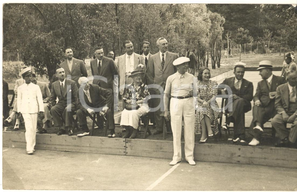 1938 FIUGGI Gen. Pietro BADOGLIO e R. RADAELLI a una partita di bocce *Foto  Rara fotografia, originale d'epoca, in formato cartolina postale, con didascalia manoscritta al verso:"Fiuggi Luglio 1938 - Coniugi Ronchi - Anzitutto ci siamo noi - Poi Sua Ecc. Badoglio Duca di Addis Abeba(è quello in berretto bianco nel gioco delle bocce), poi suo figlio (il terzo da destra seduto), poi il comm. R. Radaelli (lampadari ecc.) ed infine i quattro in piedi dietro a noi che rappresentano l'alta finanza milanese - mi sembra che basti - Radaelli è il primo da destra con il viso tagliato a metà".   GOOD/buono minima sbrecciatura al lato superiore Formato: 14x9 cm originale e autentica 1