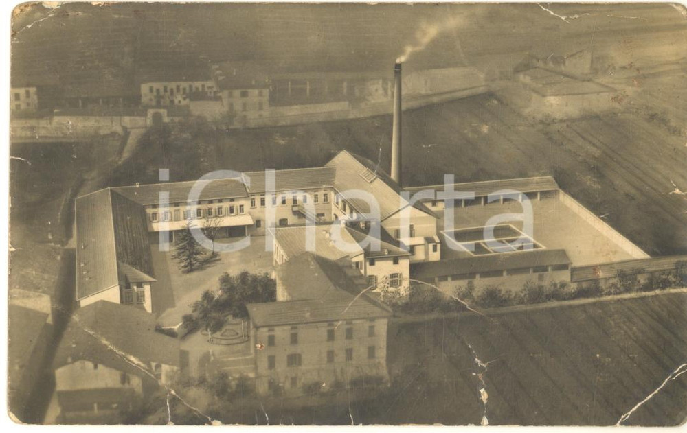 1920 ca SAN VIGILIO (BS) Filanda seta PIETRO SORLINI - Cartolina DANNEGGIATA  Cartolina postale, originale d'epoca, che mostra la filanda Sorlini in una "fotografia eseguita dall'aeroplano".Edizione della "Navigazione Aerea Italiana".Appunti manoscritti a matita al verso. VERY POOR/gravemente danneggiato piegature diffuse e strappo di 1 cm al lato inferiore Formato: 14x9 cm originale e autentica 1