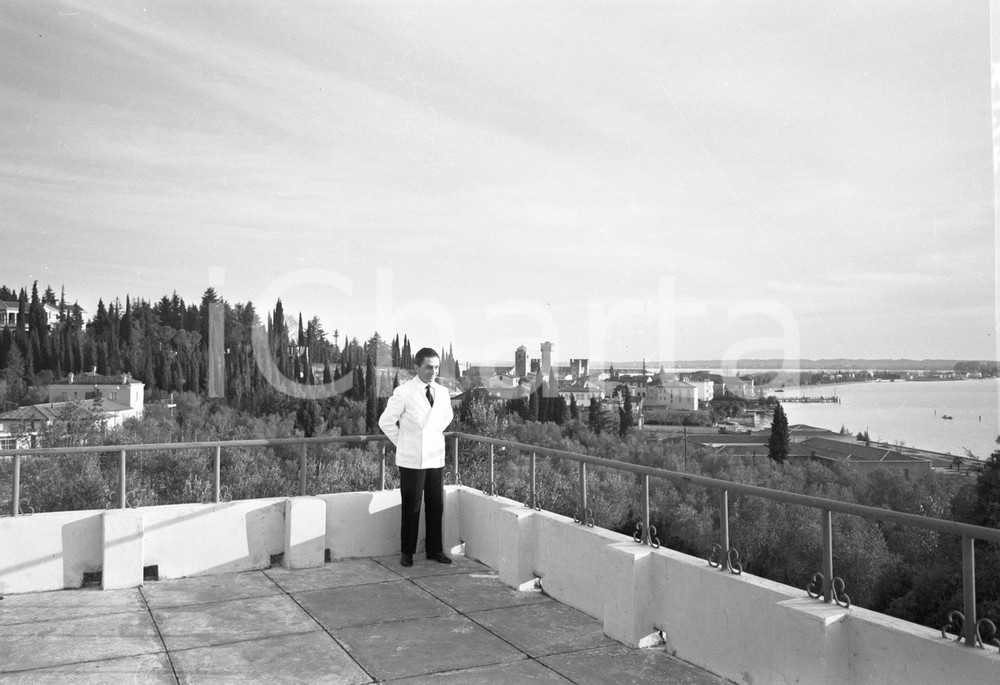 1955 SIRMIONE BS Hotel ULIVI Maitre e il panorama verso lago NEGATIVO ORIGINALE Negativo originale artistico in bianco e nero, su pellicola, in formato cm 9 x 6 CONDIZIONI: FAIR ICharta mette in vendita, sul negozio eBay e in esclusiva sul sito "icharta" il proprio archivio composto da numerose diapositive e negativi fotografici d'epoca, tutti originali e autentici, che attraversano la storia del costume italiano tra gli la fine degli anni Sessanta e Novanta.Si tratta di uno sguardo inedito sull'attualità, la politica, la vita quotidiana, il gossip e la cultura, che fotografa il cambiamento della nazione in quest'ultimo scorcio del XX secolo. Un'occasione unica per il mercato del collezionismo, che vede finalmente disponibile un archivio eccezionale per vastità, tematiche e condizioni, in un settore (il negativo fotografico e la diapositiva) di assoluta novità e dalle interessanti prospettive di investimento. CONDIZIONI:FAIR/discreto originale e autentica 1