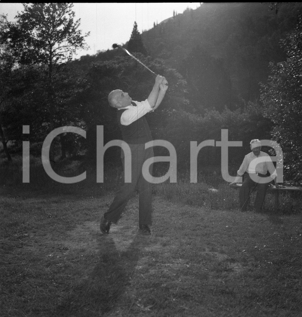 1955 TOSCOLANO MADERNO BS Golf Bogliaco tee shot col drive 1 NEGATIVO ORIGINALE Negativo originale artistico in bianco e nero, su pellicola, in formato cm 6 x 6 CONDIZIONI: FAIR ICharta mette in vendita, sul negozio eBay e in esclusiva sul sito "icharta" il proprio archivio composto da numerose diapositive e negativi fotografici d'epoca, tutti originali e autentici, che attraversano la storia del costume italiano tra gli la fine degli anni Sessanta e Novanta.Si tratta di uno sguardo inedito sull'attualità, la politica, la vita quotidiana, il gossip e la cultura, che fotografa il cambiamento della nazione in quest'ultimo scorcio del XX secolo. Un'occasione unica per il mercato del collezionismo, che vede finalmente disponibile un archivio eccezionale per vastità, tematiche e condizioni, in un settore (il negativo fotografico e la diapositiva) di assoluta novità e dalle interessanti prospettive di investimento. CONDIZIONI:FAIR/discreto originale e autentica 1