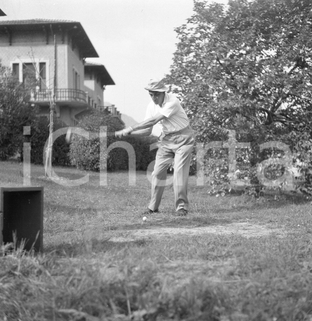 1955 TOSCOLANO MADERNO BS Golf Bogliaco tee shot col drive 4 NEGATIVO ORIGINALE Negativo originale artistico in bianco e nero, su pellicola, in formato cm 6 x 6 CONDIZIONI: FAIR ICharta mette in vendita, sul negozio eBay e in esclusiva sul sito "icharta" il proprio archivio composto da numerose diapositive e negativi fotografici d'epoca, tutti originali e autentici, che attraversano la storia del costume italiano tra gli la fine degli anni Sessanta e Novanta.Si tratta di uno sguardo inedito sull'attualità, la politica, la vita quotidiana, il gossip e la cultura, che fotografa il cambiamento della nazione in quest'ultimo scorcio del XX secolo. Un'occasione unica per il mercato del collezionismo, che vede finalmente disponibile un archivio eccezionale per vastità, tematiche e condizioni, in un settore (il negativo fotografico e la diapositiva) di assoluta novità e dalle interessanti prospettive di investimento. CONDIZIONI:FAIR/discreto originale e autentica 1