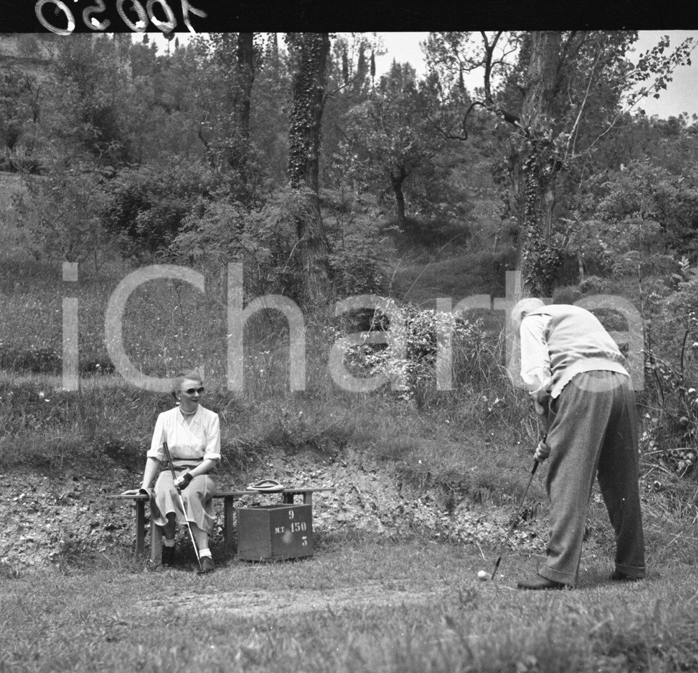 1955 TOSCOLANO MADERNO BS Golf Bogliaco tee shot con ferro NEGATIVO ORIGINALE Negativo originale artistico in bianco e nero, su pellicola, in formato cm 6 x 6 CONDIZIONI: FAIR ICharta mette in vendita, sul negozio eBay e in esclusiva sul sito "icharta" il proprio archivio composto da numerose diapositive e negativi fotografici d'epoca, tutti originali e autentici, che attraversano la storia del costume italiano tra gli la fine degli anni Sessanta e Novanta.Si tratta di uno sguardo inedito sull'attualità, la politica, la vita quotidiana, il gossip e la cultura, che fotografa il cambiamento della nazione in quest'ultimo scorcio del XX secolo. Un'occasione unica per il mercato del collezionismo, che vede finalmente disponibile un archivio eccezionale per vastità, tematiche e condizioni, in un settore (il negativo fotografico e la diapositiva) di assoluta novità e dalle interessanti prospettive di investimento. CONDIZIONI:FAIR/discreto originale e autentica 1