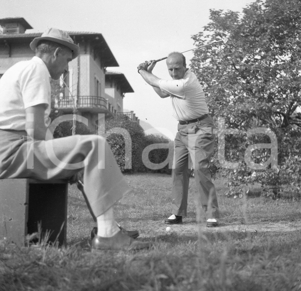 1955 TOSCOLANO MADERNO BS Golf Bogliaco tee shot col drive 6 NEGATIVO ORIGINALE Negativo originale artistico in bianco e nero, su pellicola, in formato cm 6 x 6 CONDIZIONI: FAIR ICharta mette in vendita, sul negozio eBay e in esclusiva sul sito "icharta" il proprio archivio composto da numerose diapositive e negativi fotografici d'epoca, tutti originali e autentici, che attraversano la storia del costume italiano tra gli la fine degli anni Sessanta e Novanta.Si tratta di uno sguardo inedito sull'attualità, la politica, la vita quotidiana, il gossip e la cultura, che fotografa il cambiamento della nazione in quest'ultimo scorcio del XX secolo. Un'occasione unica per il mercato del collezionismo, che vede finalmente disponibile un archivio eccezionale per vastità, tematiche e condizioni, in un settore (il negativo fotografico e la diapositiva) di assoluta novità e dalle interessanti prospettive di investimento. CONDIZIONI:FAIR/discreto originale e autentica 1