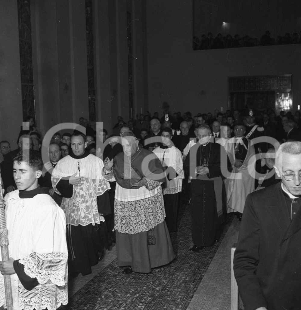 1958 RIVOLTELLA (BS) Card. Angelo RONCALLI in visita collegio NEGATIVO ORIGINALE Inaugurazione Collegio Frati Sant'Antonio a Rivoltella.Negativo originale artistico in bianco e nero, su pellicola, in formato cm 6 x 6 CONDIZIONI: FAIR ICharta mette in vendita, sul negozio eBay e in esclusiva sul sito "icharta" il proprio archivio composto da numerose diapositive e negativi fotografici d'epoca, tutti originali e autentici, che attraversano la storia del costume italiano tra gli la fine degli anni Sessanta e Novanta.Si tratta di uno sguardo inedito sull'attualità, la politica, la vita quotidiana, il gossip e la cultura, che fotografa il cambiamento della nazione in quest'ultimo scorcio del XX secolo. Un'occasione unica per il mercato del collezionismo, che vede finalmente disponibile un archivio eccezionale per vastità, tematiche e condizioni, in un settore (il negativo fotografico e la diapositiva) di assoluta novità e dalle interessanti prospettive di investimento. CONDIZIONI:FAIR/discreto originale e autentica 1