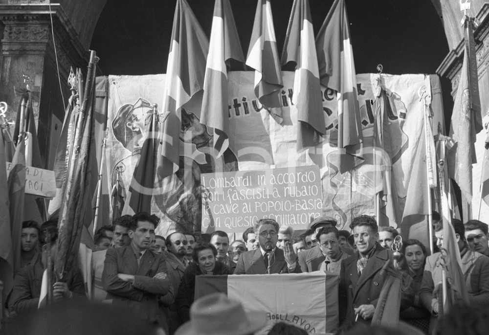 1949 BRESCIA Piazza della Loggia sciopero Camera del Lavoro NEGATIVO ORIGINALE Nello scatto compaiono gli onorevoli SAVOLDI e BELLERINegativo originale artistico in bianco e nero, su pellicola, in formato cm 9 x 6 CONDIZIONI: FAIR ICharta mette in vendita, sul negozio eBay e in esclusiva sul sito "icharta" il proprio archivio composto da numerose diapositive e negativi fotografici d'epoca, tutti originali e autentici, che attraversano la storia del costume italiano tra gli la fine degli anni Sessanta e Novanta.Si tratta di uno sguardo inedito sull'attualità, la politica, la vita quotidiana, il gossip e la cultura, che fotografa il cambiamento della nazione in quest'ultimo scorcio del XX secolo. Un'occasione unica per il mercato del collezionismo, che vede finalmente disponibile un archivio eccezionale per vastità, tematiche e condizioni, in un settore (il negativo fotografico e la diapositiva) di assoluta novità e dalle interessanti prospettive di investimento. CONDIZIONI:FAIR/discreto originale e autentica 1
