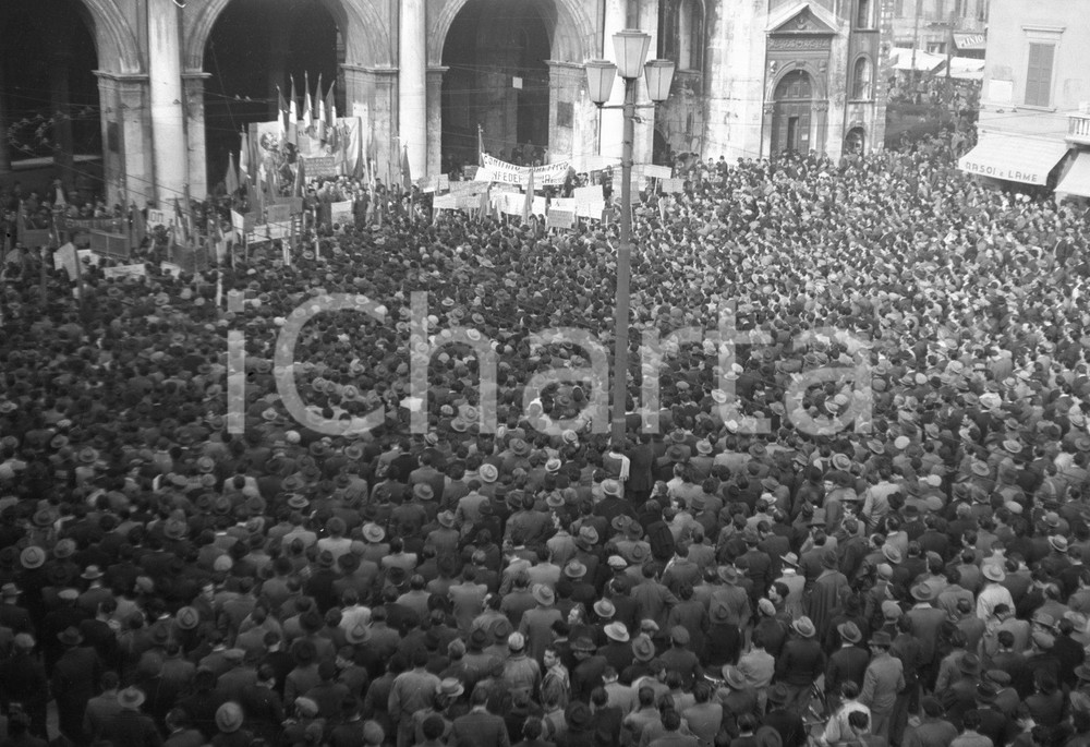 1949 BRESCIA Piazza della Loggia sciopero Camera del Lavoro 2 NEGATIVO ORIGINALE Negativo originale artistico in bianco e nero, su pellicola, in formato cm 9 x 6 CONDIZIONI: FAIR ICharta mette in vendita, sul negozio eBay e in esclusiva sul sito "icharta" il proprio archivio composto da numerose diapositive e negativi fotografici d'epoca, tutti originali e autentici, che attraversano la storia del costume italiano tra gli la fine degli anni Sessanta e Novanta.Si tratta di uno sguardo inedito sull'attualità, la politica, la vita quotidiana, il gossip e la cultura, che fotografa il cambiamento della nazione in quest'ultimo scorcio del XX secolo. Un'occasione unica per il mercato del collezionismo, che vede finalmente disponibile un archivio eccezionale per vastità, tematiche e condizioni, in un settore (il negativo fotografico e la diapositiva) di assoluta novità e dalle interessanti prospettive di investimento. CONDIZIONI:FAIR/discreto originale e autentica 1