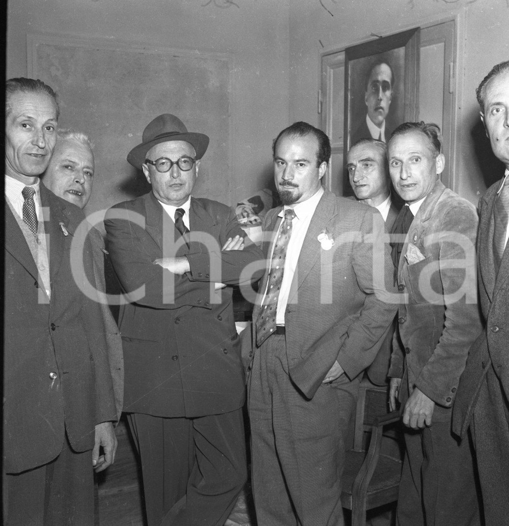 1950 BRESCIA Sede PSI on. Pietro NENNI e Bigio SAVOLDI NEGATIVO ORIGINALE Negativo originale artistico in bianco e nero, su pellicola, in formato cm 6 x 6 CONDIZIONI: FAIR ICharta mette in vendita, sul negozio eBay e in esclusiva sul sito "icharta" il proprio archivio composto da numerose diapositive e negativi fotografici d'epoca, tutti originali e autentici, che attraversano la storia del costume italiano tra gli la fine degli anni Sessanta e Novanta.Si tratta di uno sguardo inedito sull'attualità, la politica, la vita quotidiana, il gossip e la cultura, che fotografa il cambiamento della nazione in quest'ultimo scorcio del XX secolo. Un'occasione unica per il mercato del collezionismo, che vede finalmente disponibile un archivio eccezionale per vastità, tematiche e condizioni, in un settore (il negativo fotografico e la diapositiva) di assoluta novità e dalle interessanti prospettive di investimento. CONDIZIONI:FAIR/discreto originale e autentica 1