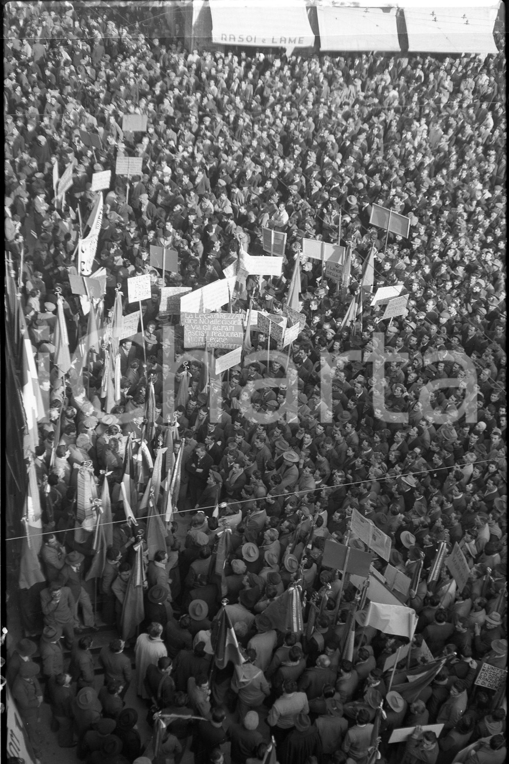 1949 BRESCIA Piazza della Loggia sciopero Camera del Lavoro 3 NEGATIVO ORIGINALE Negativo originale artistico in bianco e nero, su pellicola, in formato cm 6 x 9 CONDIZIONI: FAIR ICharta mette in vendita, sul negozio eBay e in esclusiva sul sito "icharta" il proprio archivio composto da numerose diapositive e negativi fotografici d'epoca, tutti originali e autentici, che attraversano la storia del costume italiano tra gli la fine degli anni Sessanta e Novanta.Si tratta di uno sguardo inedito sull'attualità, la politica, la vita quotidiana, il gossip e la cultura, che fotografa il cambiamento della nazione in quest'ultimo scorcio del XX secolo. Un'occasione unica per il mercato del collezionismo, che vede finalmente disponibile un archivio eccezionale per vastità, tematiche e condizioni, in un settore (il negativo fotografico e la diapositiva) di assoluta novità e dalle interessanti prospettive di investimento. CONDIZIONI:FAIR/discreto originale e autentica 1
