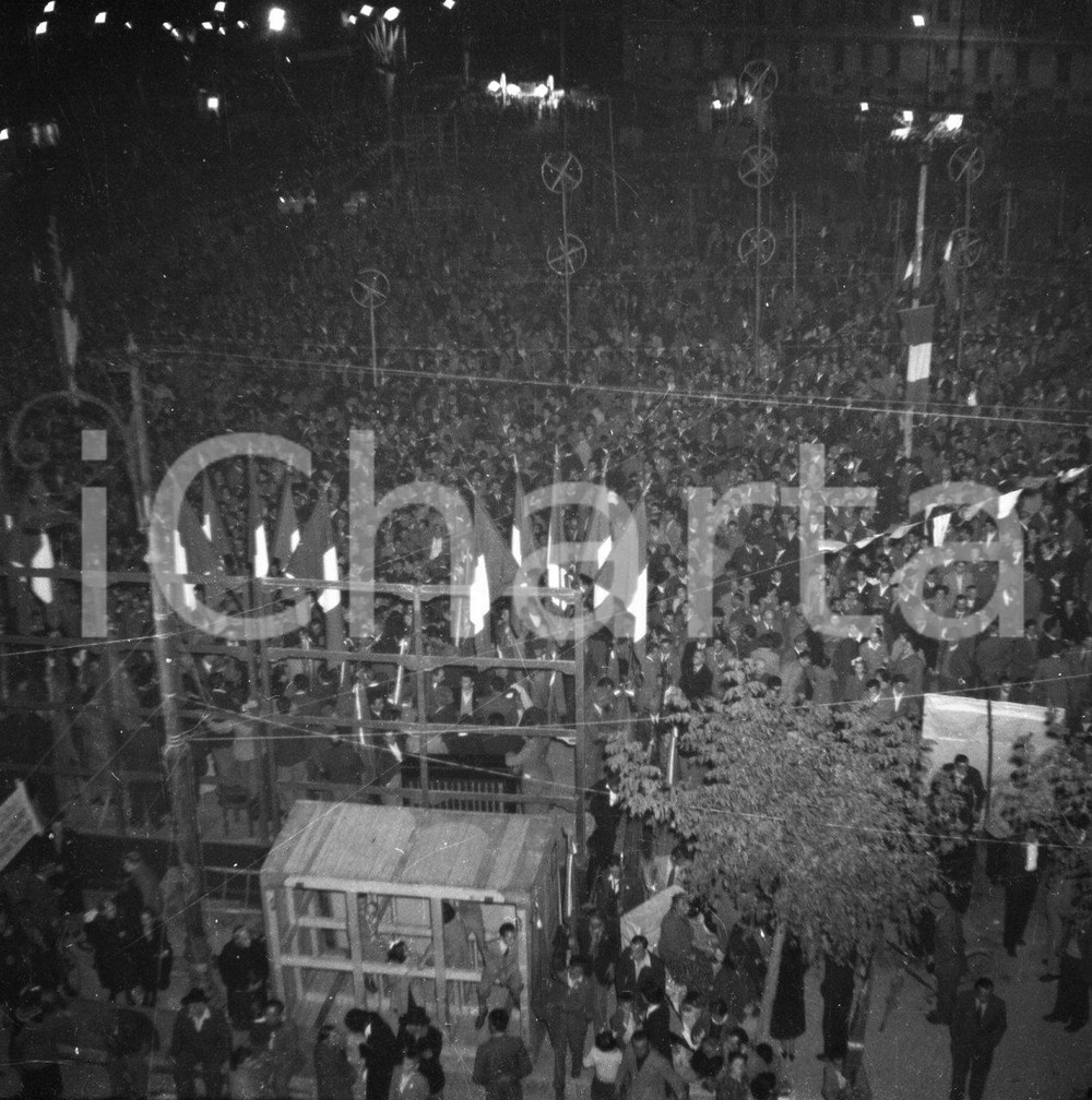 1950 BRESCIA la gente in piazza per comizio di Pietro NENNI NEGATIVO ORIGINALE Negativo originale artistico in bianco e nero, su pellicola, in formato cm 6 x 6 CONDIZIONI: FAIR ICharta mette in vendita, sul negozio eBay e in esclusiva sul sito "icharta" il proprio archivio composto da numerose diapositive e negativi fotografici d'epoca, tutti originali e autentici, che attraversano la storia del costume italiano tra gli la fine degli anni Sessanta e Novanta.Si tratta di uno sguardo inedito sull'attualità, la politica, la vita quotidiana, il gossip e la cultura, che fotografa il cambiamento della nazione in quest'ultimo scorcio del XX secolo. Un'occasione unica per il mercato del collezionismo, che vede finalmente disponibile un archivio eccezionale per vastità, tematiche e condizioni, in un settore (il negativo fotografico e la diapositiva) di assoluta novità e dalle interessanti prospettive di investimento. CONDIZIONI:FAIR/discreto originale e autentica 1
