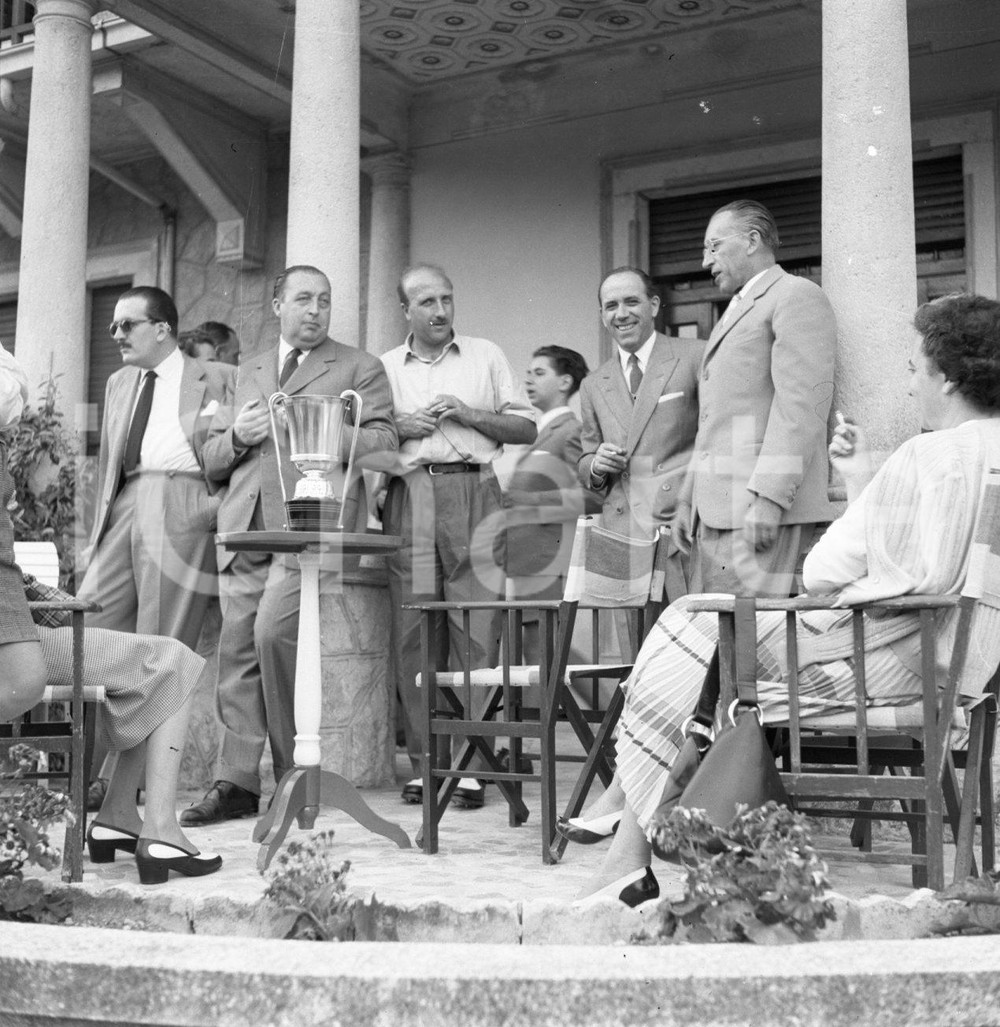 1955 TOSCOLANO MADERNO BS Golf Bogliaco soci alla Clubhouse  NEGATIVO ORIGINALE Negativo originale artistico in bianco e nero, su pellicola, in formato cm 6 x 6 CONDIZIONI: FAIR ICharta mette in vendita, sul negozio eBay e in esclusiva sul sito "icharta" il proprio archivio composto da numerose diapositive e negativi fotografici d'epoca, tutti originali e autentici, che attraversano la storia del costume italiano tra gli la fine degli anni Sessanta e Novanta.Si tratta di uno sguardo inedito sull'attualità, la politica, la vita quotidiana, il gossip e la cultura, che fotografa il cambiamento della nazione in quest'ultimo scorcio del XX secolo. Un'occasione unica per il mercato del collezionismo, che vede finalmente disponibile un archivio eccezionale per vastità, tematiche e condizioni, in un settore (il negativo fotografico e la diapositiva) di assoluta novità e dalle interessanti prospettive di investimento. CONDIZIONI:FAIR/discreto originale e autentica 1