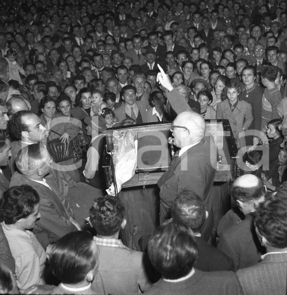 1950 BRESCIA Comizio dell'on. Pietro NENNI del PSI NEGATIVO ORIGINALE Negativo originale artistico in bianco e nero, su pellicola, in formato cm 6 x 6 CONDIZIONI: FAIR ICharta mette in vendita, sul negozio eBay e in esclusiva sul sito "icharta" il proprio archivio composto da numerose diapositive e negativi fotografici d'epoca, tutti originali e autentici, che attraversano la storia del costume italiano tra gli la fine degli anni Sessanta e Novanta.Si tratta di uno sguardo inedito sull'attualità, la politica, la vita quotidiana, il gossip e la cultura, che fotografa il cambiamento della nazione in quest'ultimo scorcio del XX secolo. Un'occasione unica per il mercato del collezionismo, che vede finalmente disponibile un archivio eccezionale per vastità, tematiche e condizioni, in un settore (il negativo fotografico e la diapositiva) di assoluta novità e dalle interessanti prospettive di investimento. CONDIZIONI:FAIR/discreto originale e autentica 1